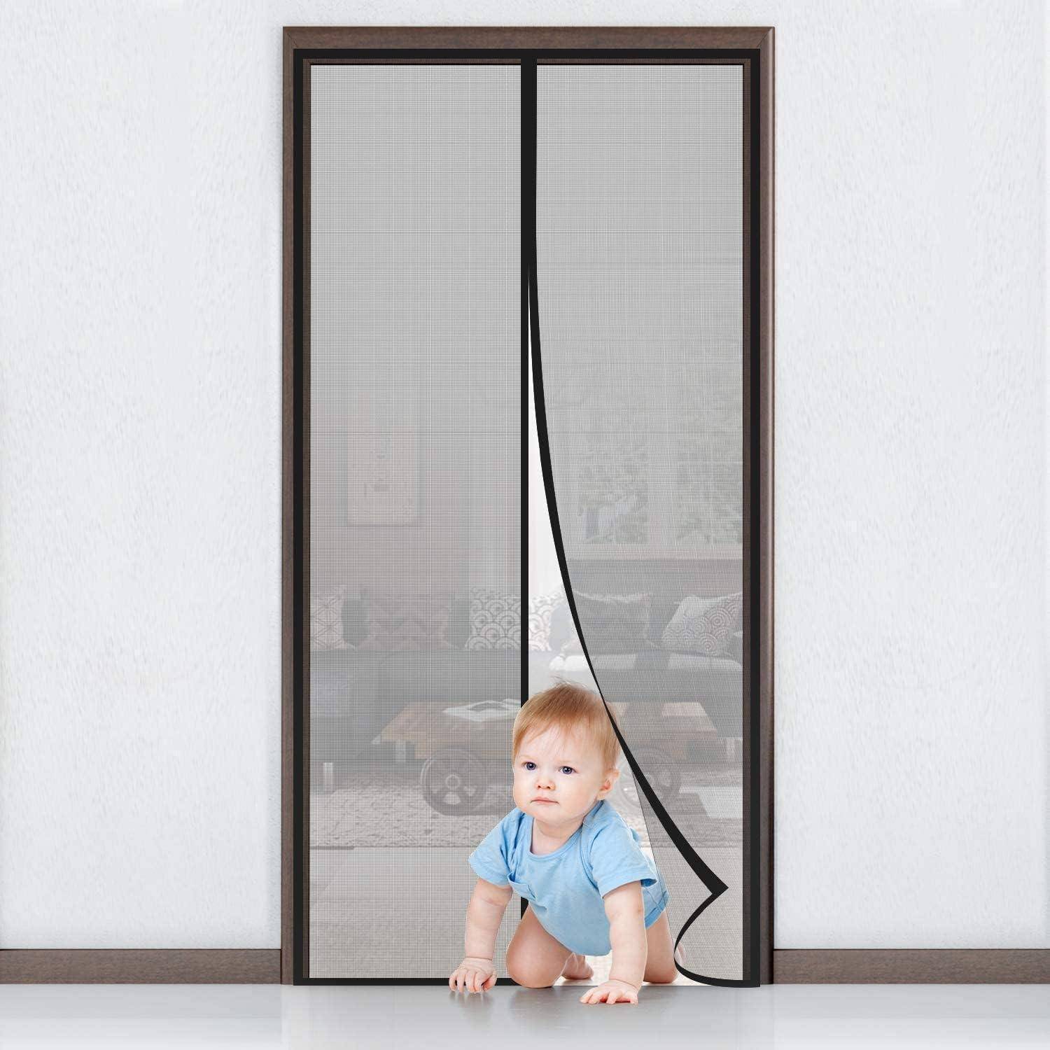 Ein Baby, das durch eine magnetische Fliegengittertür nach draußen kriecht und dabei einfachen Zugang demonstriert und gleichzeitig Insekten draußen hält.