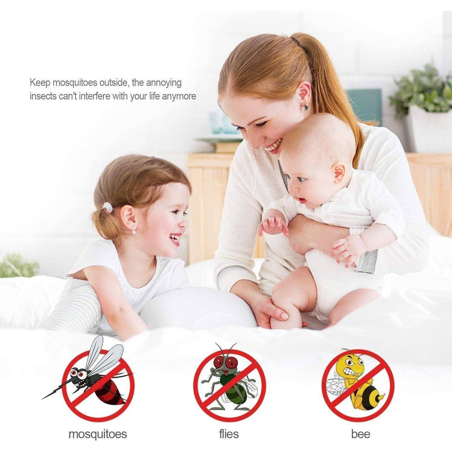 Eine lächelnde Mutter hält ihr Baby, während ein anderes Kind neben ihr drinnen sitzt. Darunter zeigen Symbole Mücken, Fliegen und Bienen mit Verbotsschildern.