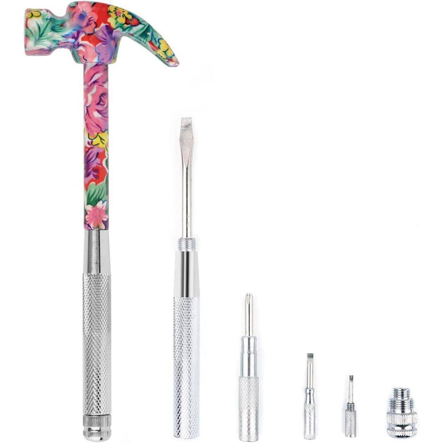 Ein kleiner Hammer mit Blumendesign und mehreren abnehmbaren Werkzeugen, darunter Schraubendreher-Aufsätze, in einer linearen Anordnung präsentiert.