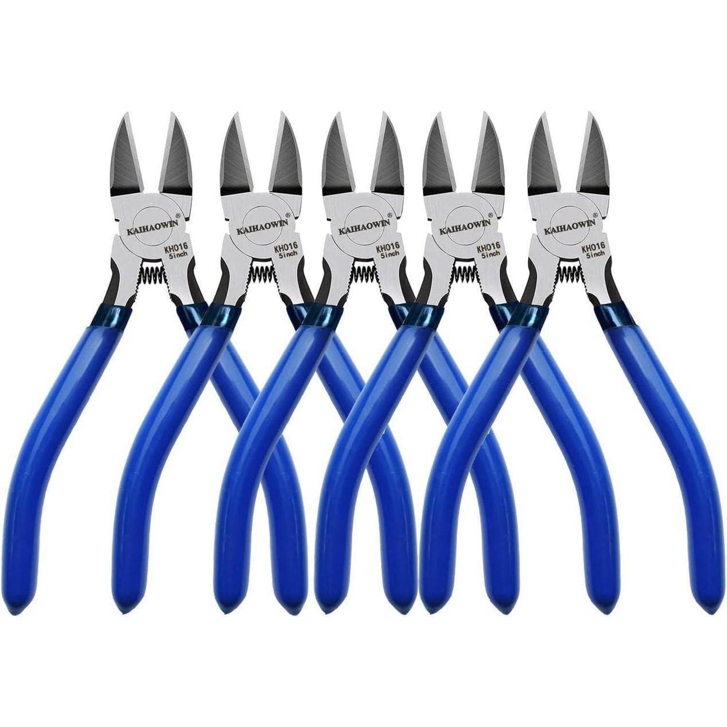 Sechs blau-gehendelte Drahtschneider, in einer Reihe angeordnet, jeder mit scharfen Metallklingen und federbelasteten Mechanismen, für präzises Schneiden konzipiert.