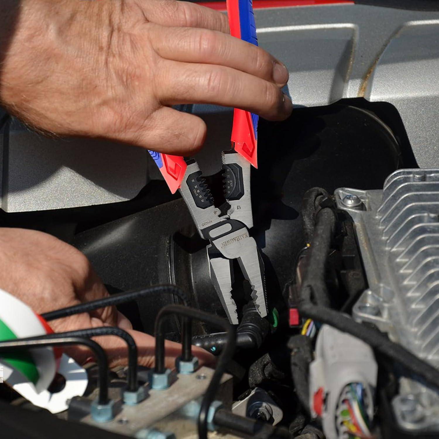Eine Person benutzt eine Zange, um einen Automotor einzustellen. Der Fokus liegt auf Händen, die das Werkzeug umgreifen, und zeigt Wartungs- oder Reparaturarbeiten an Fahrzeugkomponenten.