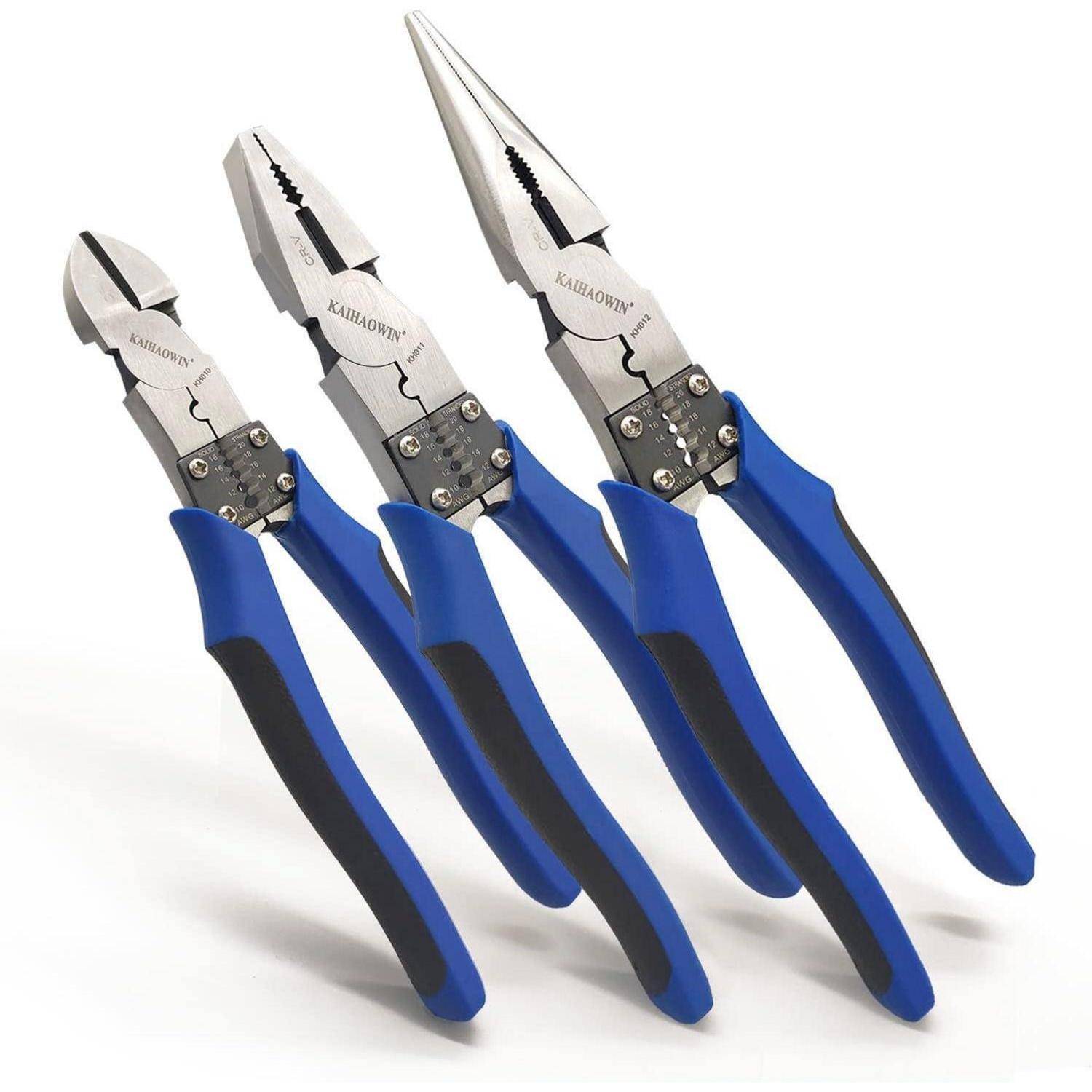 Ein Set aus drei verschiedenen Zangen mit blauen und schwarzen Griffen, senkrecht aufgestellt. Jede Zange verfügt über ein unterschiedliches Kopfdesign für verschiedene Anwendungen.