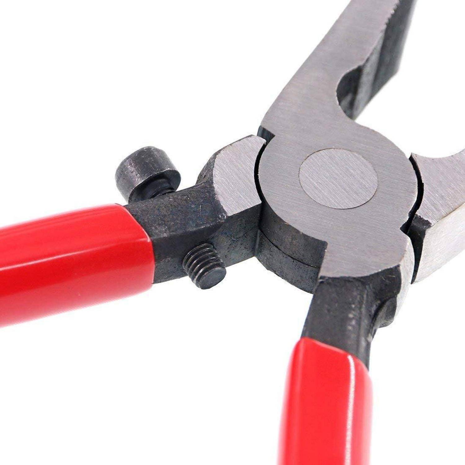 Rote Zangen auf einem weißen Hintergrund, die die Metallbacken und den Drehpunkt zeigen, üblicherweise zum Greifen von Gegenständen verwendet.