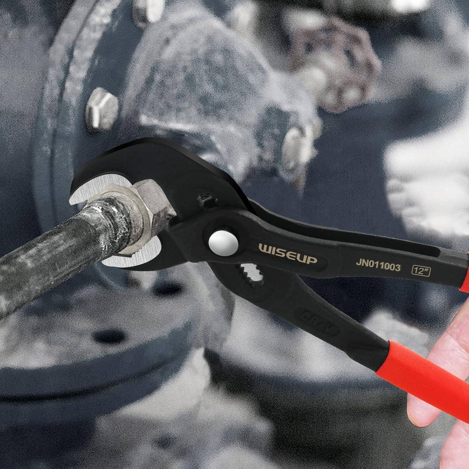 Eine Hand benutzt einen verstellbaren Schraubenschlüssel, um eine Schraube an einer Maschine anzuziehen. Der Schraubenschlüssel ist schwarz mit roten Akzenten und mit der Aufschrift 'wiseup JN01003' versehen.