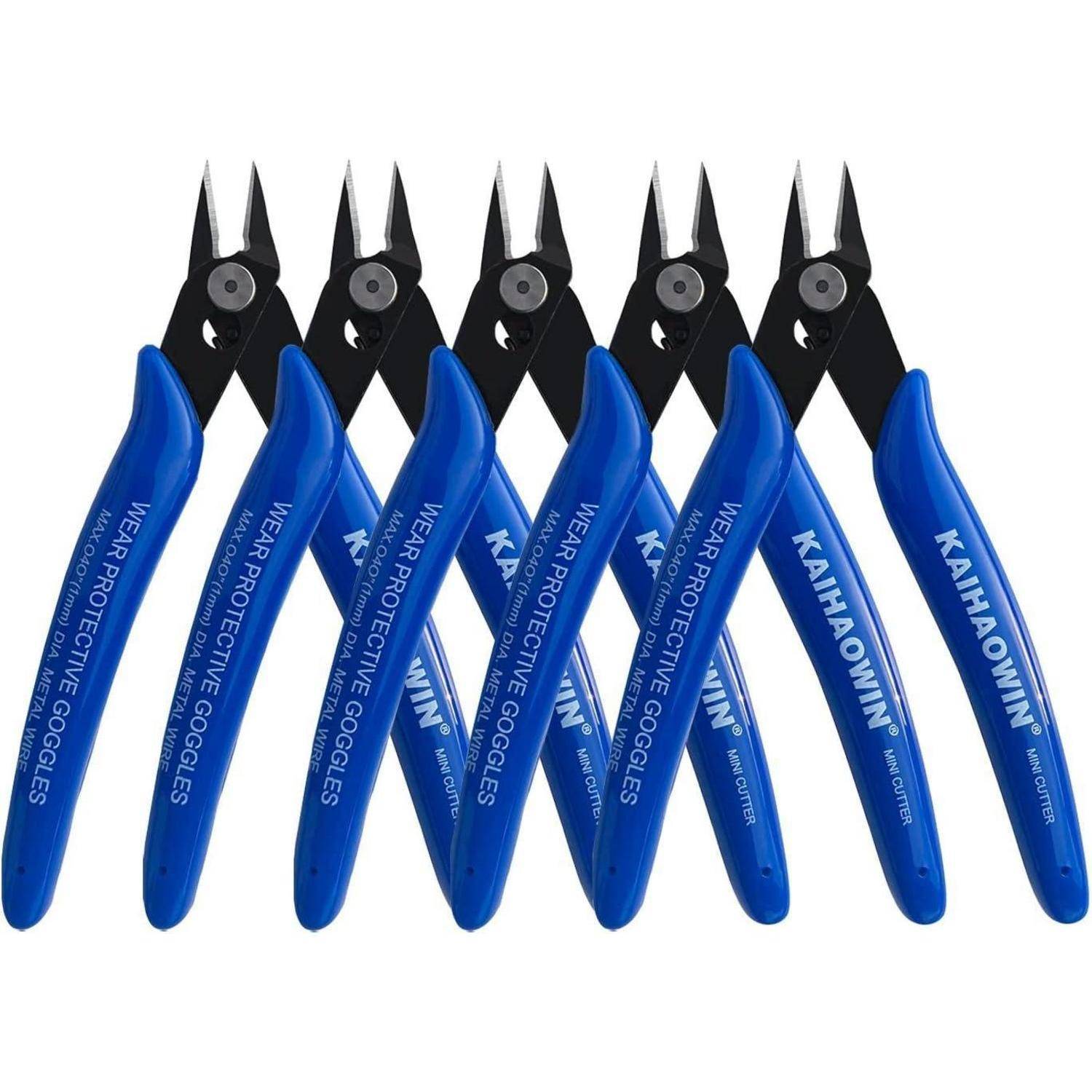 Sechs blaue Drahtschneider sind in Fächerform angeordnet. Die Griffe sind mit dem Aufdruck 