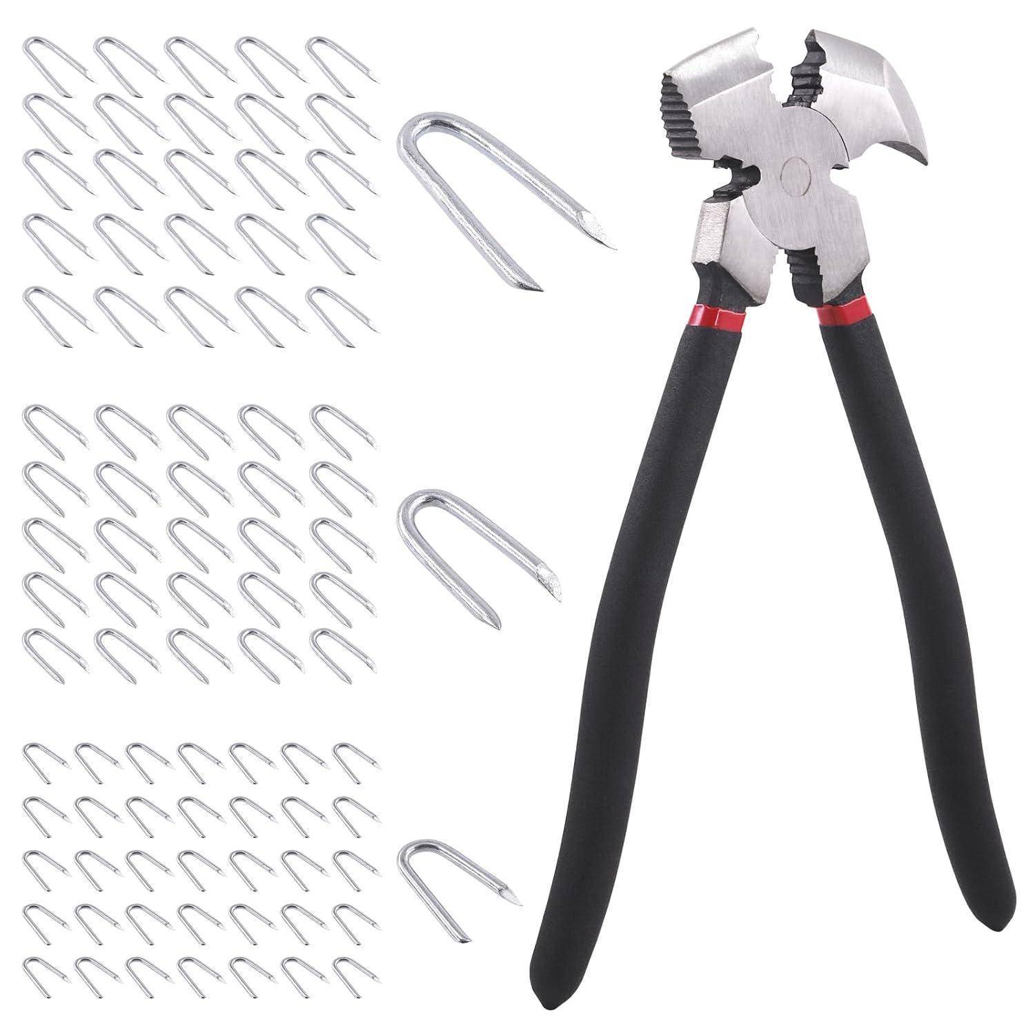 Zange neben mehreren U-förmigen Nägeln, die Werkzeuge für Installations- oder Reparaturaufgaben präsentieren.