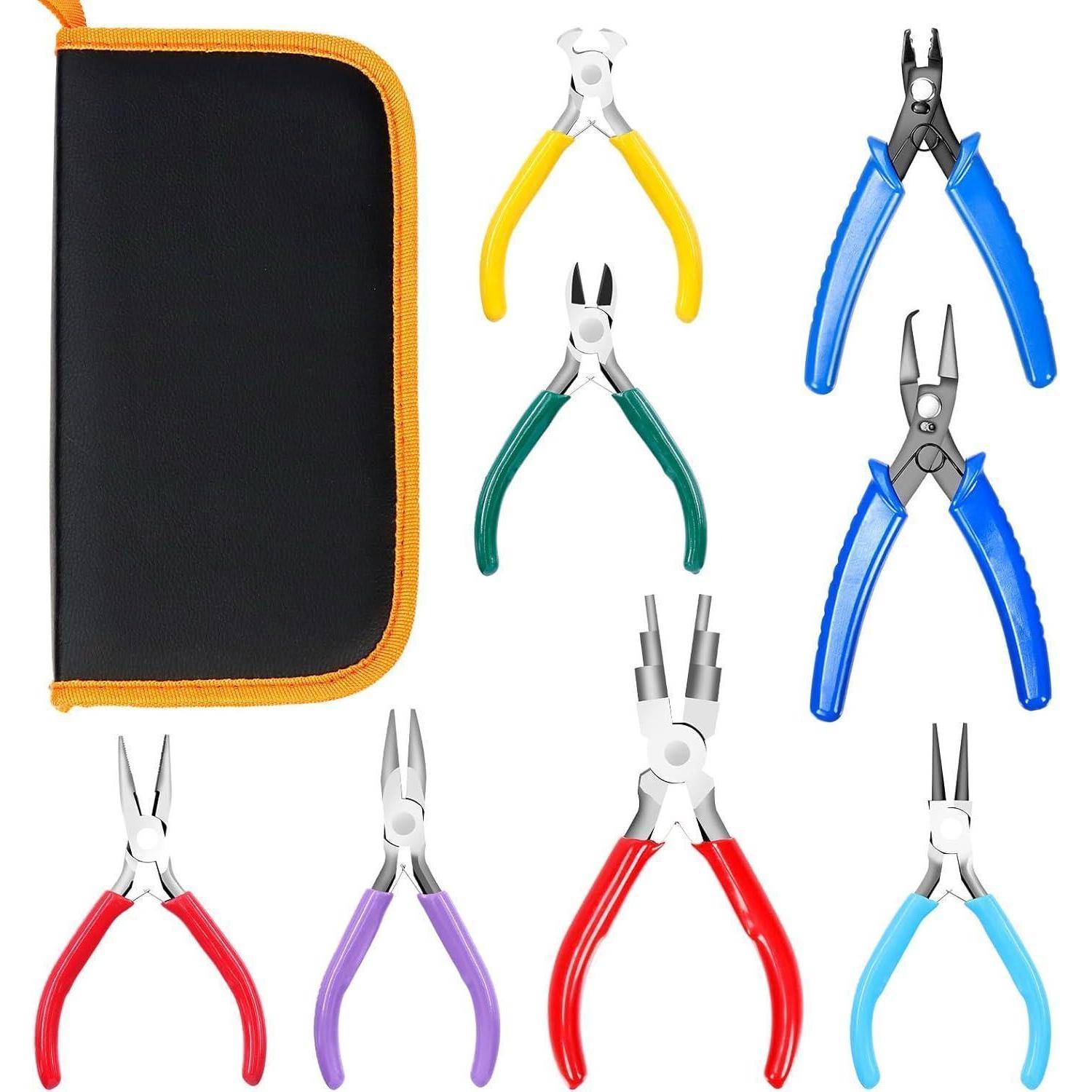 Neun verschiedene Zangen und eine schwarze Tasche mit orangefarbener Kante sind ausgestellt, die verschiedene Typen und Griffe in unterschiedlichen Farben zeigen.