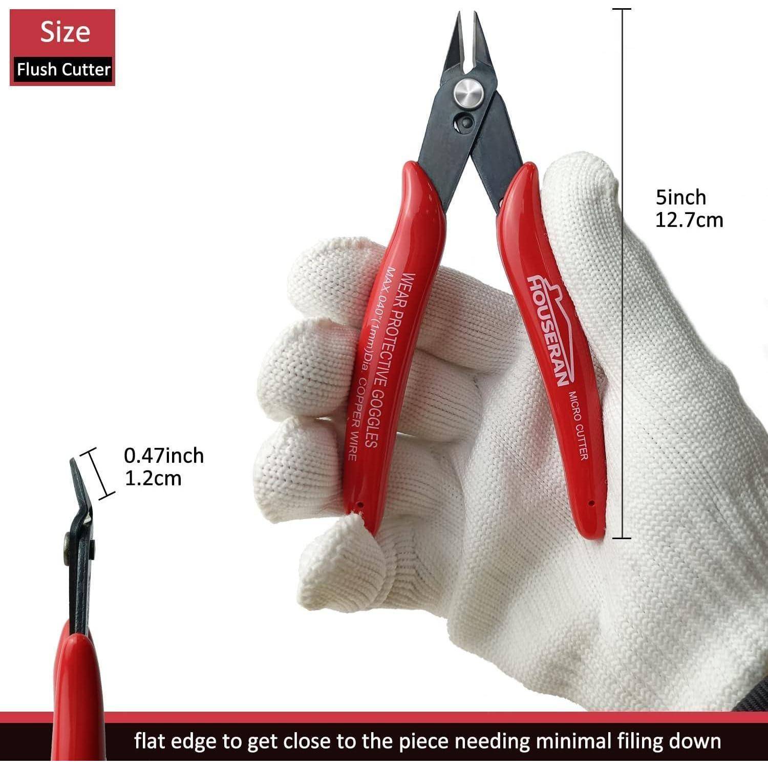 Eine Hand mit einem Handschuh hält Flush-Cutter-Zangen mit roten Griffen, gekennzeichnet mit 'Housersan Flush Cutter'. Abmessungen: 5 Zoll, 0,47 Zoll Kante.