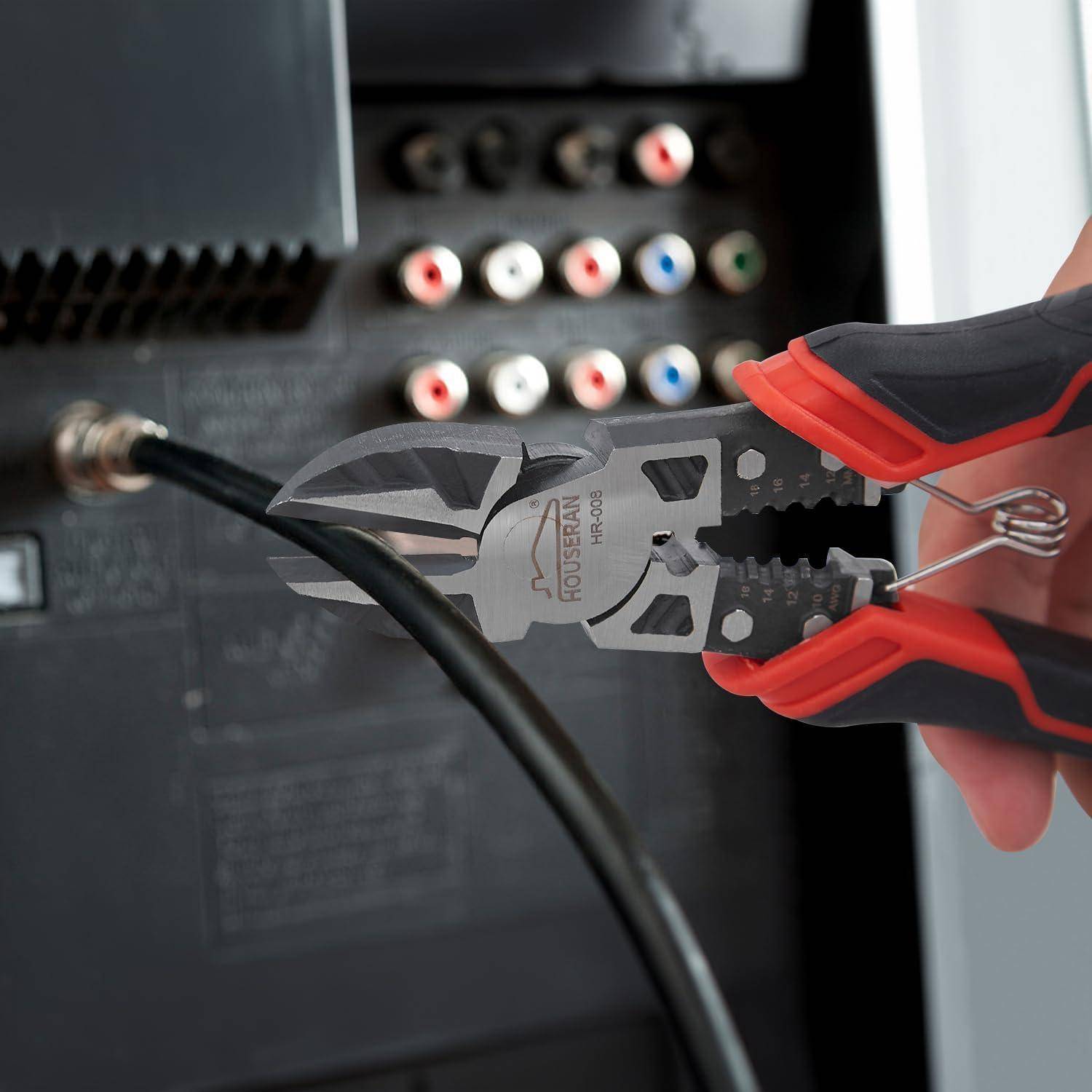 Person mit Zangen, die ein Kabel an einem Panel mit mehreren Anschlüssen anpasst, darunter rote, blaue und weiße Anschlüsse.