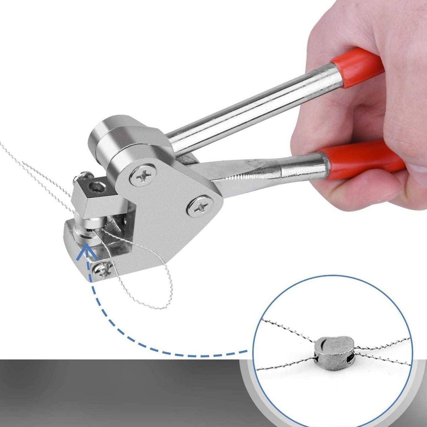 Hand, die ein Crimpwerkzeug verwendet, um eine Drahtschlaufe mit einer Metallcrimpmanschette zu befestigen und dadurch die Drahtsstabilität und Verbindungsfestigkeit zu verbessern.