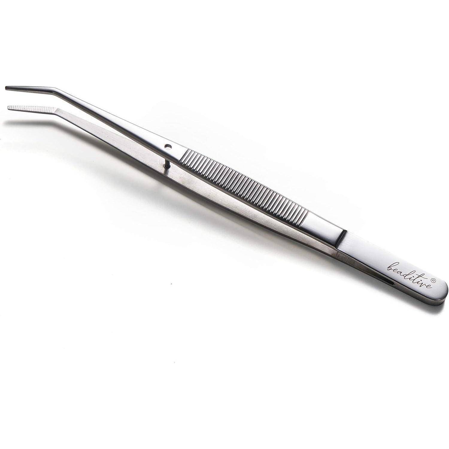 Ein Paar Edelstahl-Pinzetten mit gezahnter Griffoberfläche und einer spitzen Spitze, entwickelt für Präzisionsaufgaben in Kosmetik- oder medizinischen Bereichen.