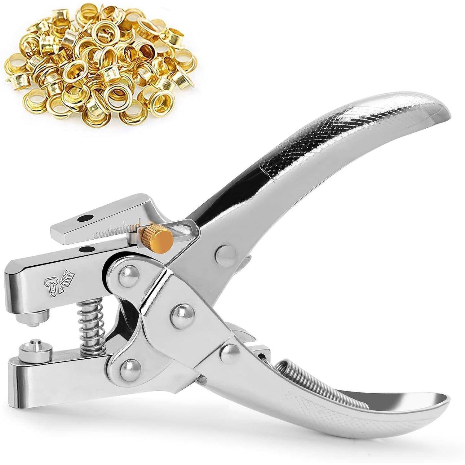 Ein Metallöseneinschlagtool mit einem gebogenen Griff wird gezeigt, zusammen mit mehreren goldenen Ösen in der Nähe, die zum Erstellen von verstärkten Löchern in Materialien verwendet werden.