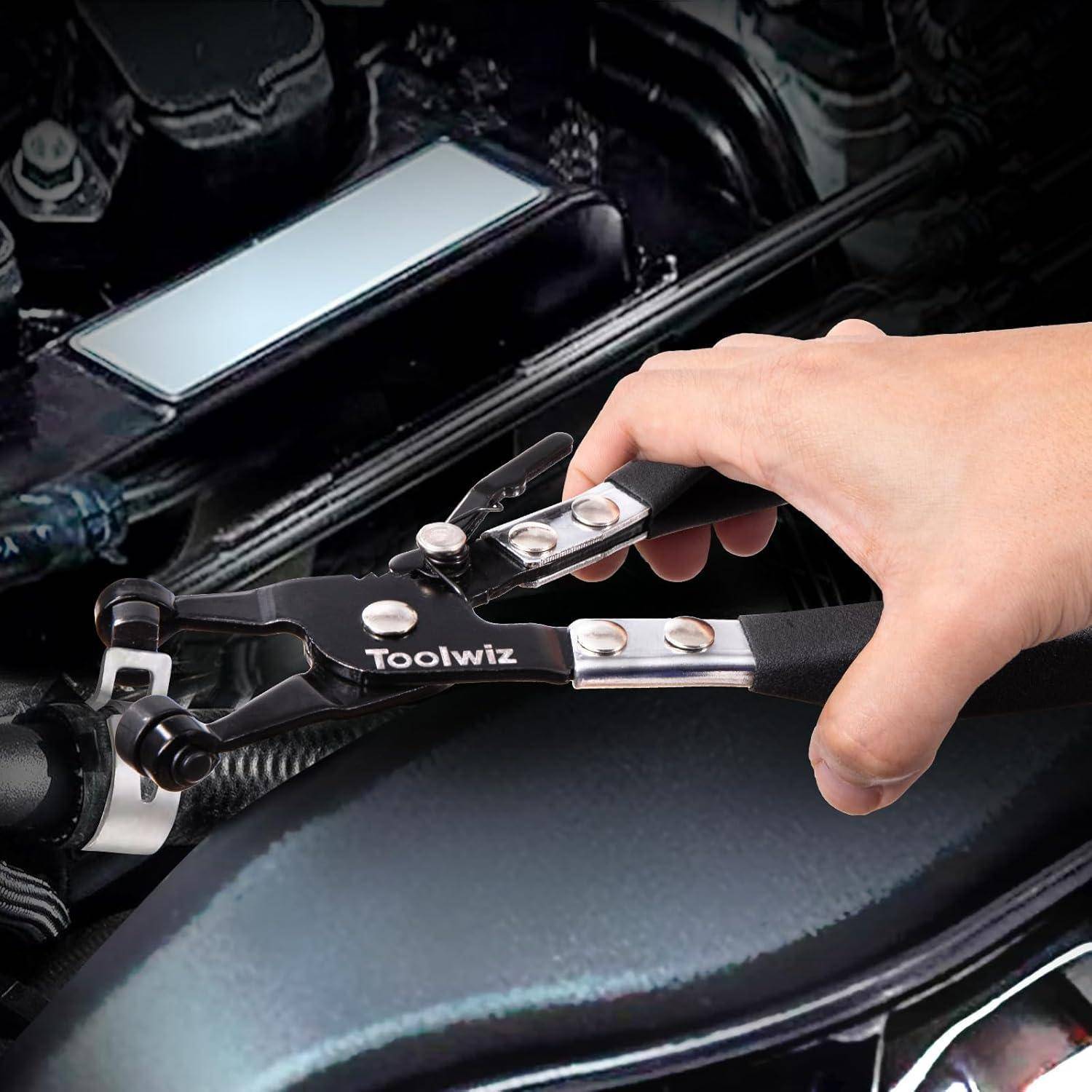 Eine Hand verwendet eine Toolwiz-Schlauchschellenzange, um eine Schlauchschelle im Motorraum eines Autos präzise und kontrolliert einzustellen.