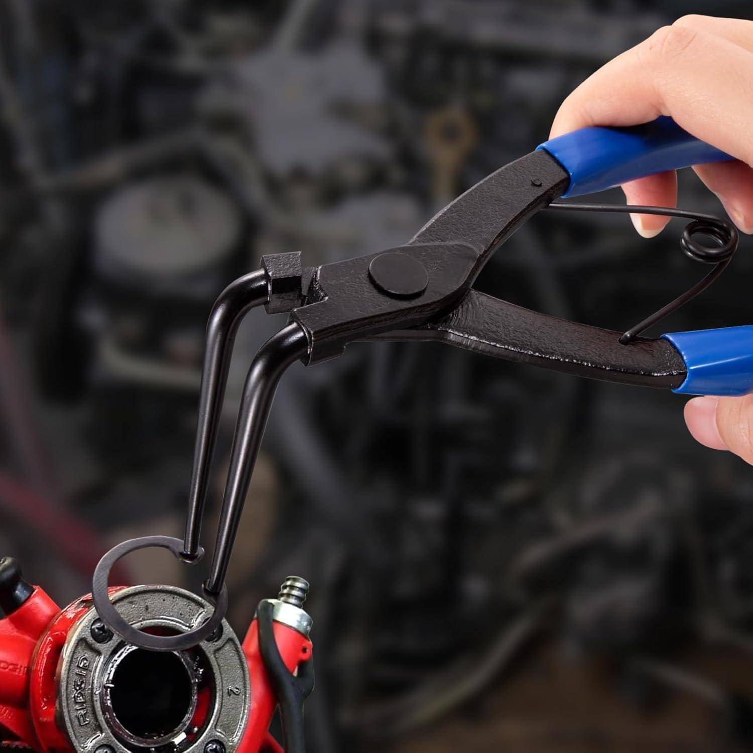 Eine Hand hält ein spezialisiertes Automobilwerkzeug über einem Motor, vor einem verschwommenen Garagenhintergrund.