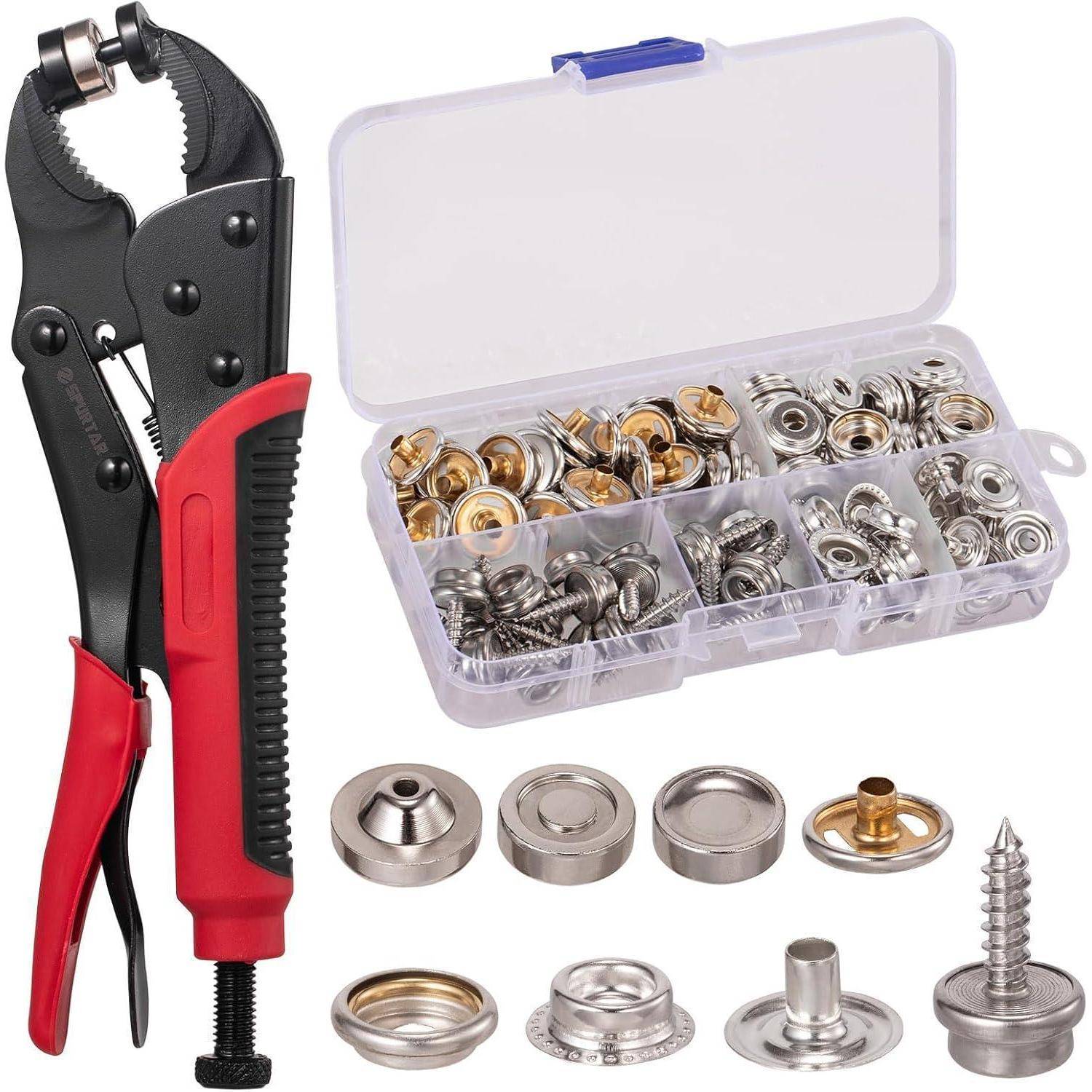 Druckknopf-Werkzeugset mit Zange, verschiedene Metallknopf-Befestigungselemente in einer Box und verschiedene Metallbefestigungskomponenten unterhalb der Werkzeuge angeordnet.
