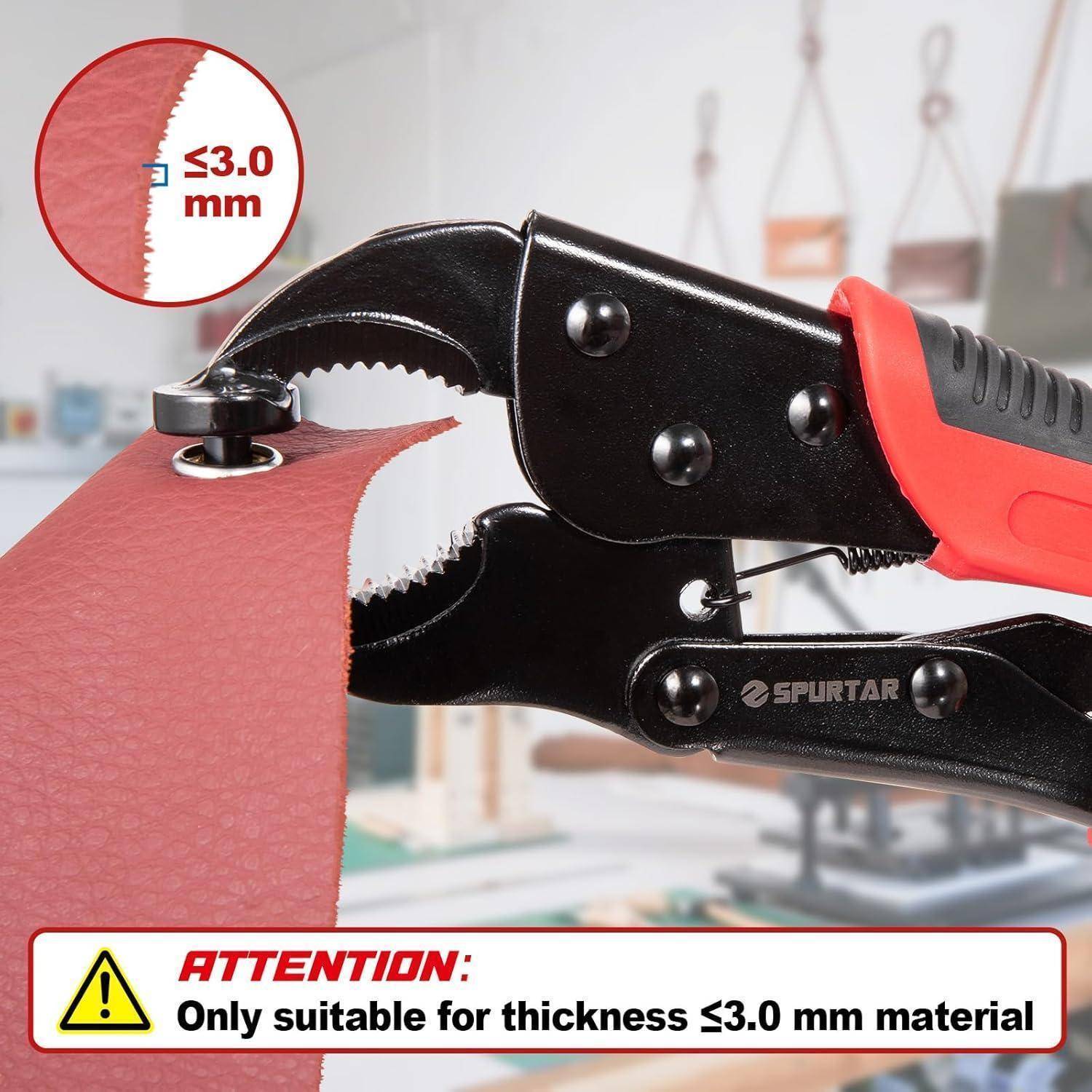 Nahaufnahme eines Werkzeugs, das ein rotes Material mit der Beschriftung '≤3,0 mm' klemmt. Das Warnschild besagt: 'Nur geeignet für Material mit einer Dicke von ≤3,0 mm'.