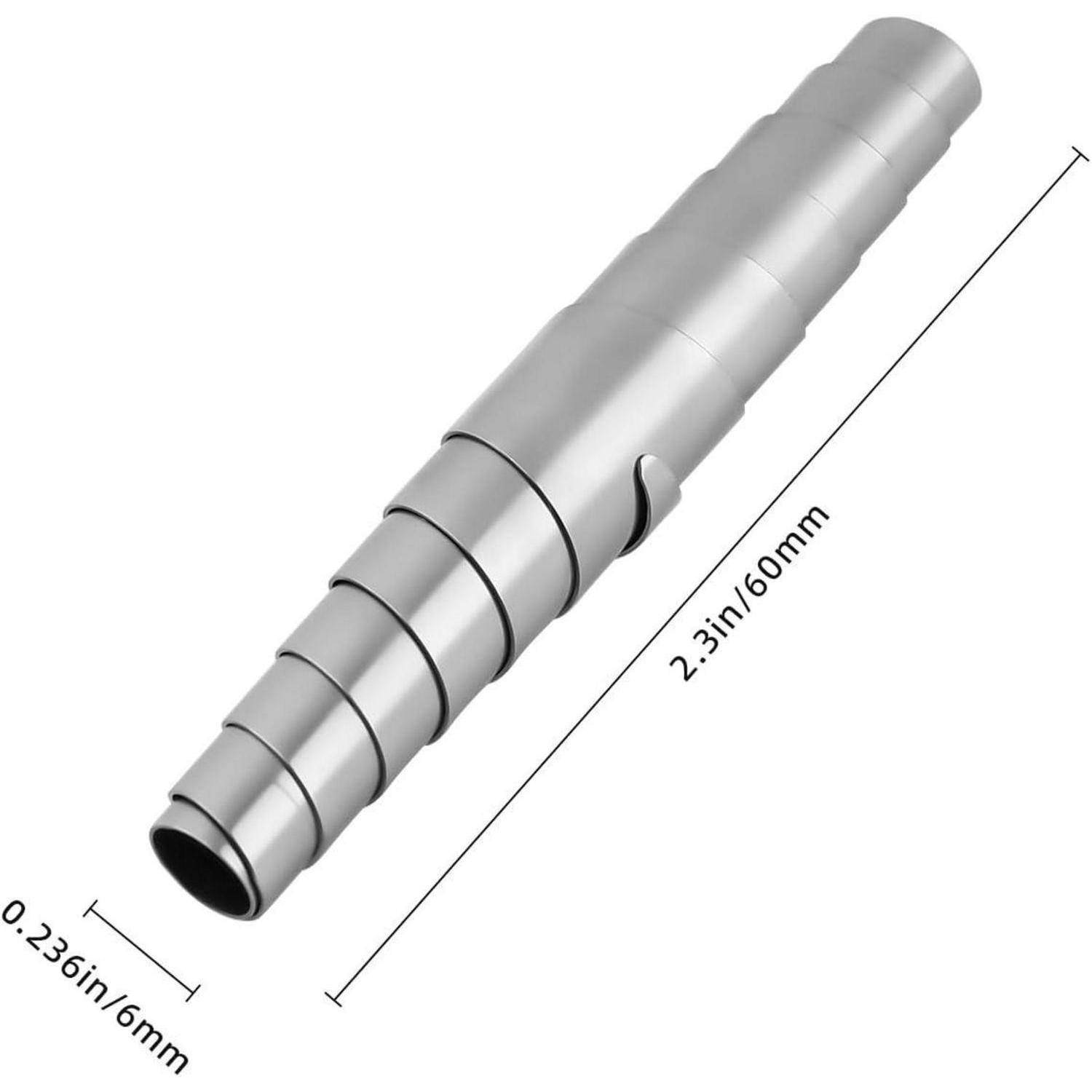 Silberne Teleskopröhre mit einer Länge von 2,3 Zoll (60 mm) und einem Durchmesser von 0,23 Zoll (6 mm), vollständig ausgefahren.