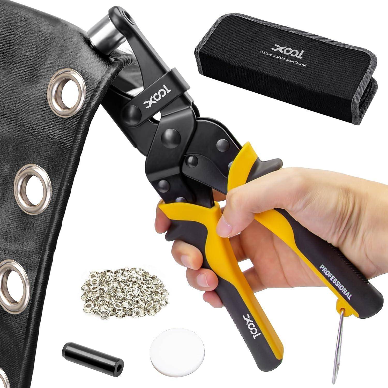Eine Hand verwendet ein gelb-schwarzes Stanzwerkzeug, um Löcher in einen schwarzen Stoffstreifen mit Metallösen zu stanzen. Daneben liegen Ersatzösen und eine Kiste.