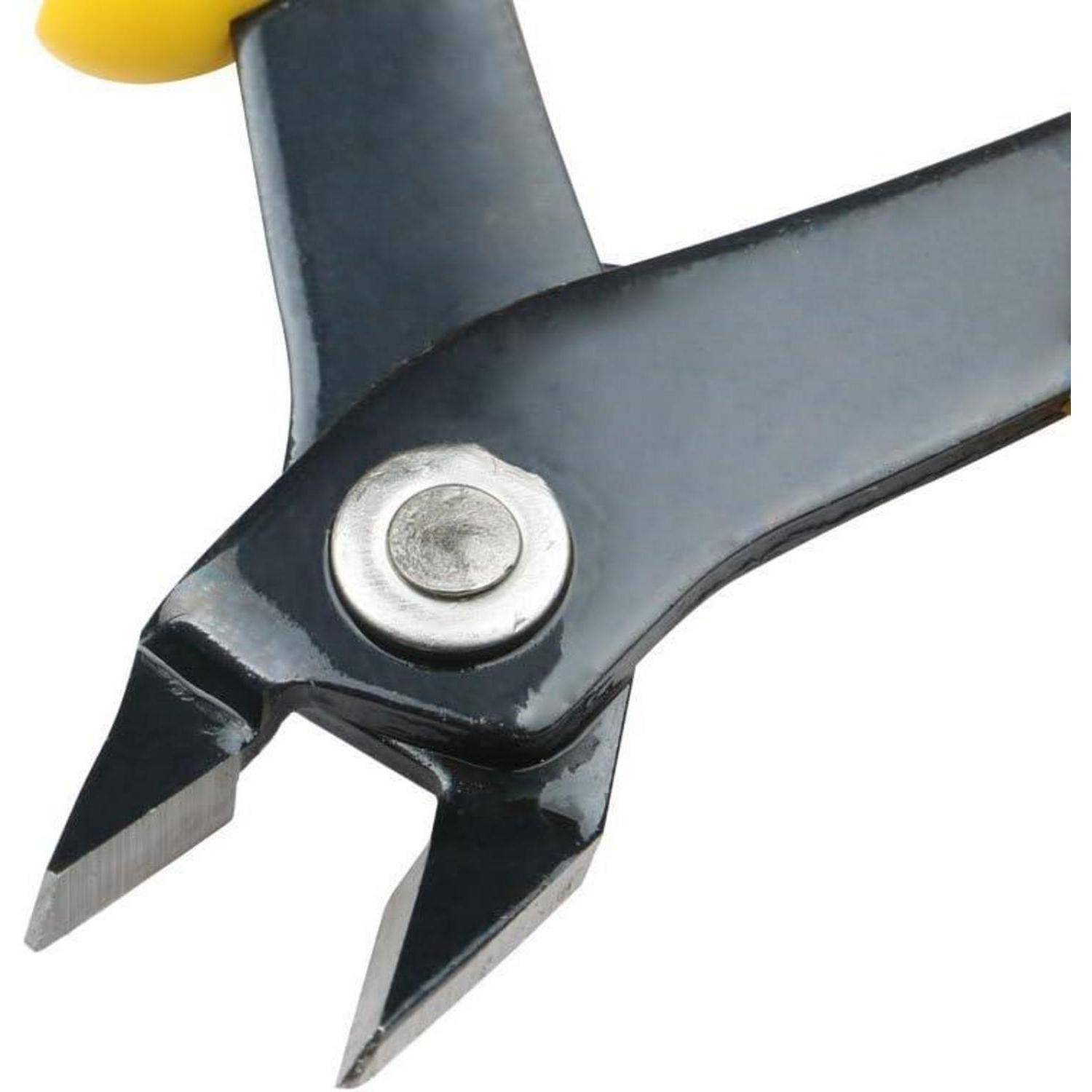 Nahaufnahme der Metallklingen eines Drahtschneiders mit einer scharfen Schneide und einem gelben Griff.