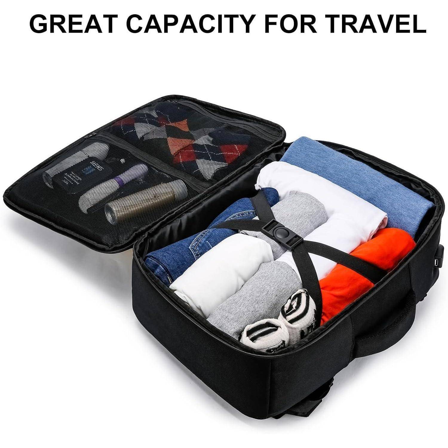 Geöffneter Koffer mit ordentlich gepackter Kleidung und Accessoires unter einem Riemen, mit dem Etikett 