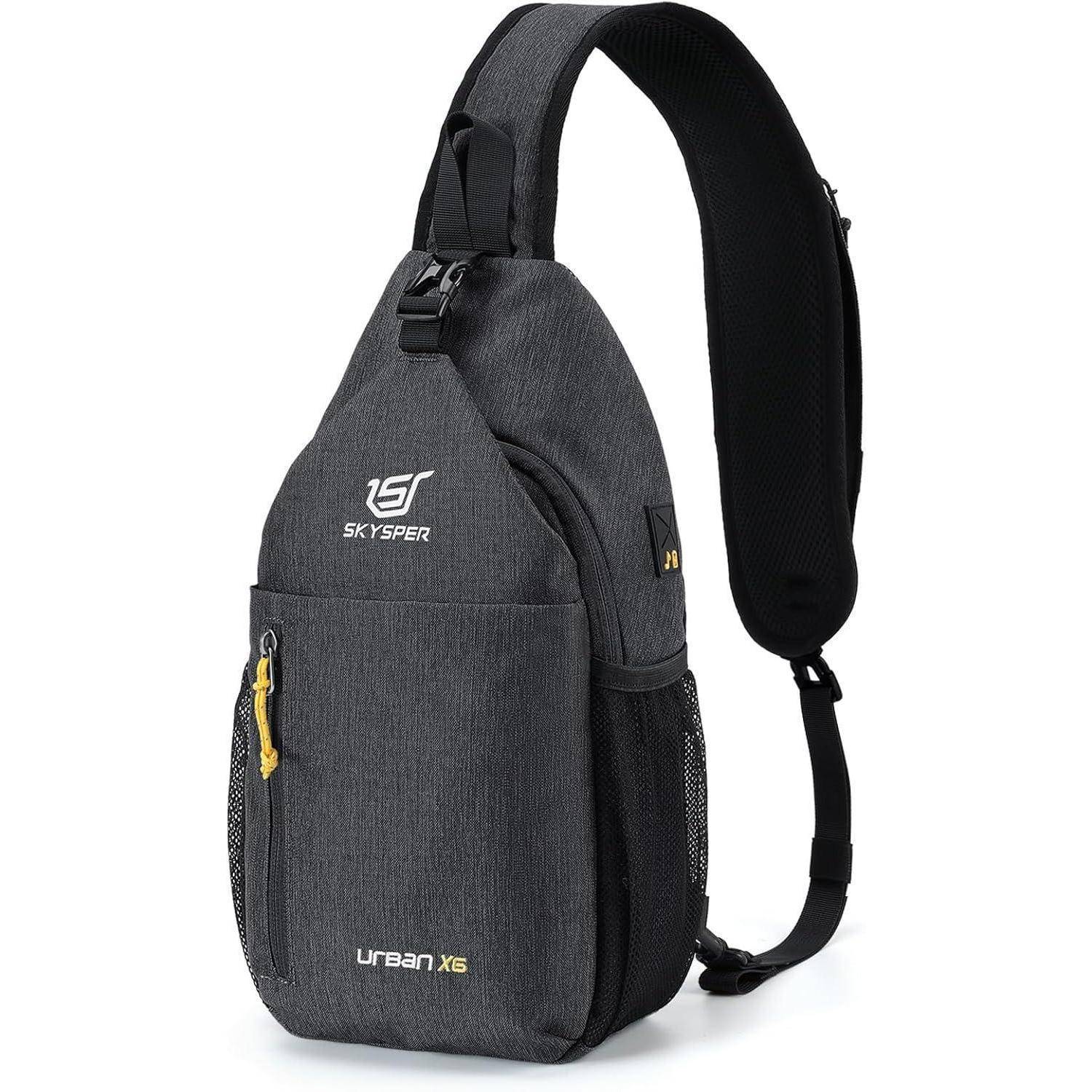 Grauer Schleuderucksack mit 'SKYSPER' Logo, schwarzem Riemen, frontaler Reißverschlusstasche und seitlichen Netztaschen; am unteren Rand mit 'urban X6' beschriftet.