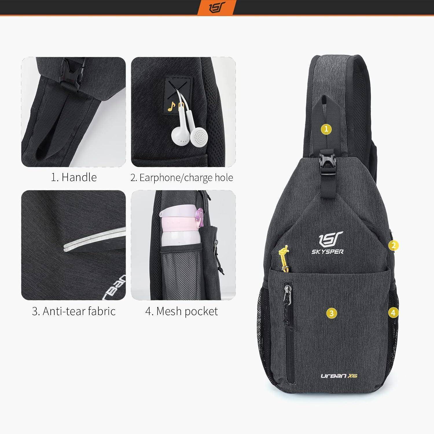 Ein schwarzer Crossbody-Rucksack mit Funktionen wie einem Griff, einem Öffnung für Kopfhörer/Ladekabel, reißfester Stoff und einer Mesh-Tasche für Getränke.