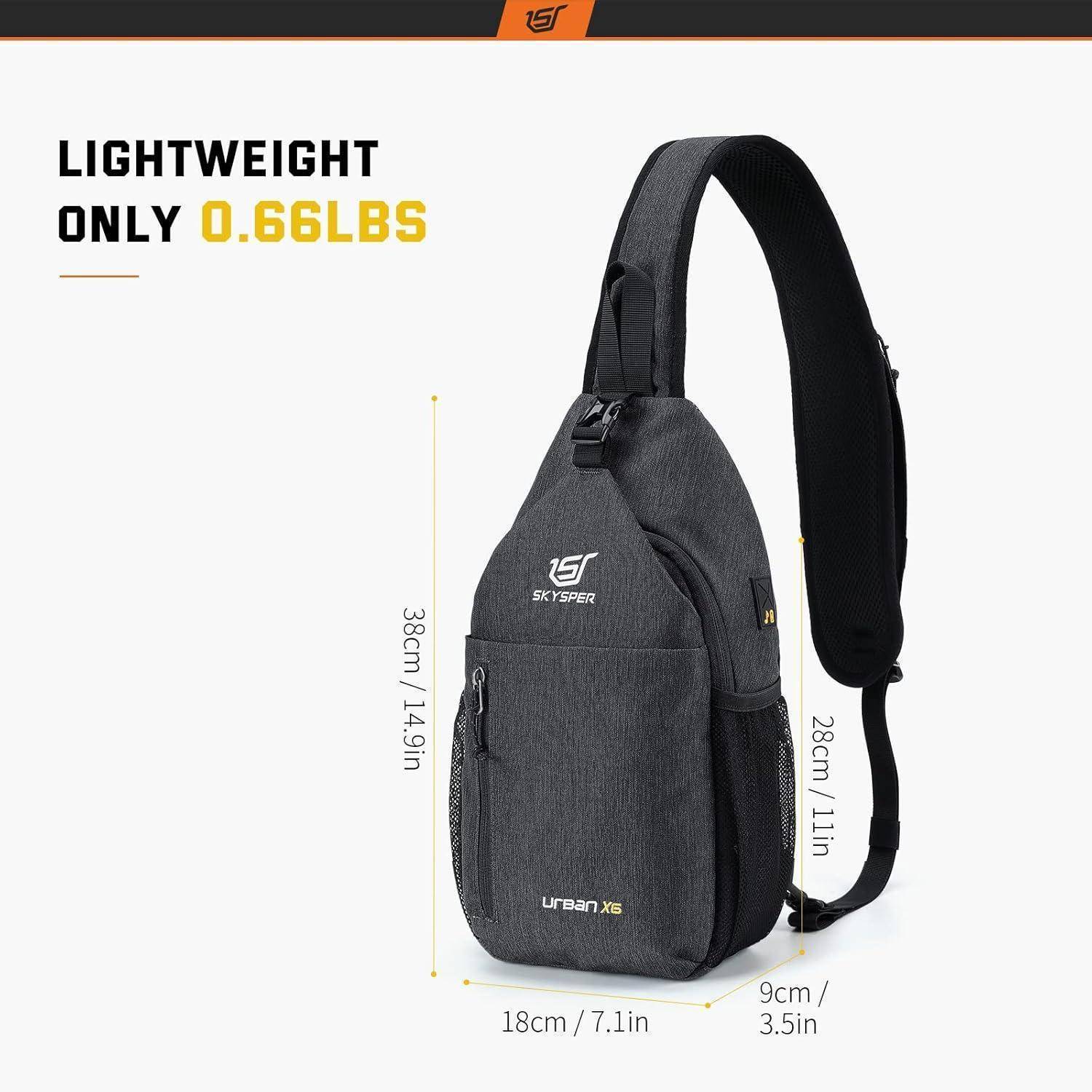 Eine schwarze Umhängetasche mit der Aufschrift 