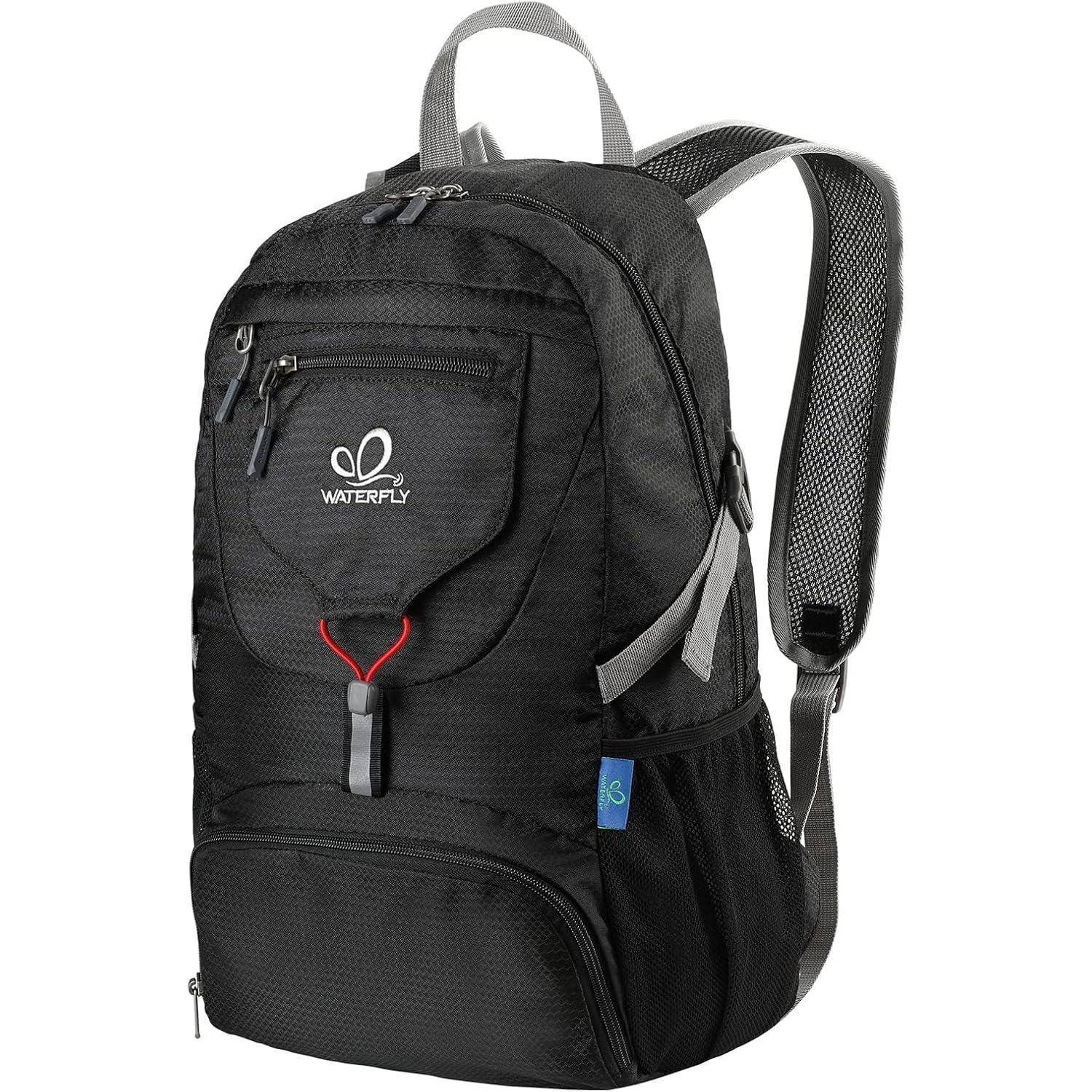 Ein schwarzer Rucksack mit mehreren Fächern, Seitentaschen und einem Tragegriff oben. Das Etikett 'WATERFLY' ist auf der Vordertasche sichtbar.