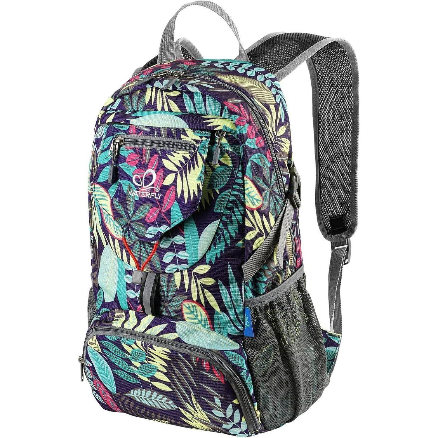 Ein bunter Rucksack mit Blattmustern, ausgestattet mit mehreren Fächern und verstellbaren Trägern, ideal für Outdoor-Abenteuer.