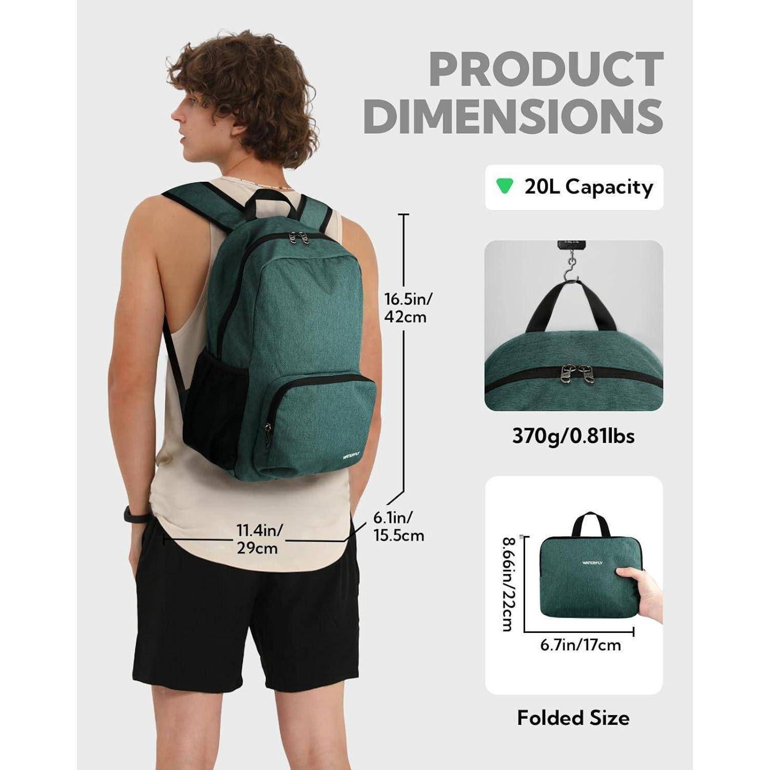 Ein junger Mann trägt einen grünen Rucksack, der 16,5 Zoll/42 cm x 11,4 Zoll/29 cm x 6,1 Zoll/15,5 cm misst. Der Rucksack hat eine Kapazität von 20 Litern und wiegt 0,81 Pfund. Die Größe im zusammengefalteten Zustand beträgt 8,6 Zoll/22 cm.