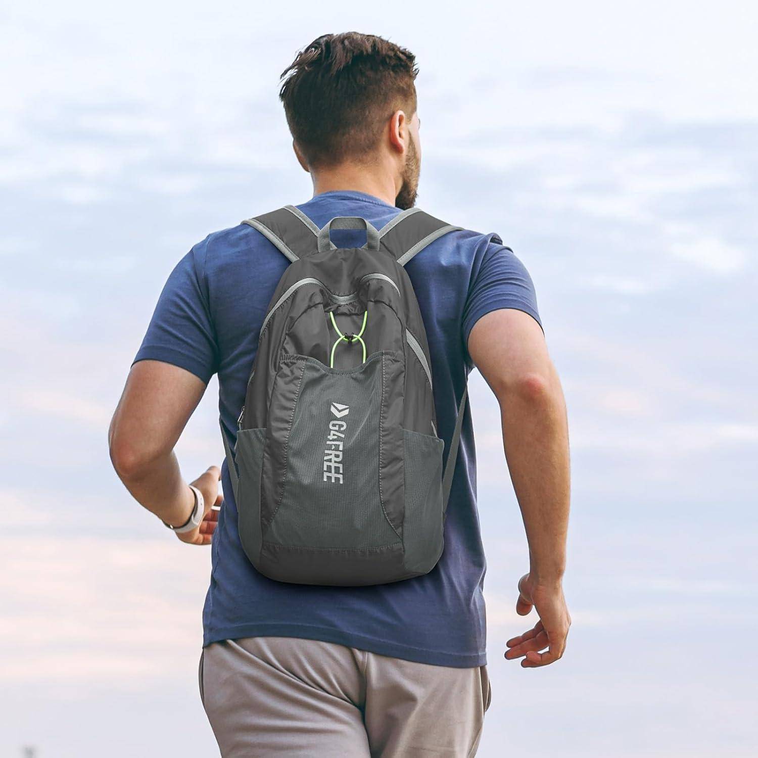 Eine Person mit einem Rucksack, die im Freien läuft. Auf dem Rucksack steht "GABFIRE"" gedruckt, und der Himmel ist klar, was auf einen angenehmen Tag hindeutet.