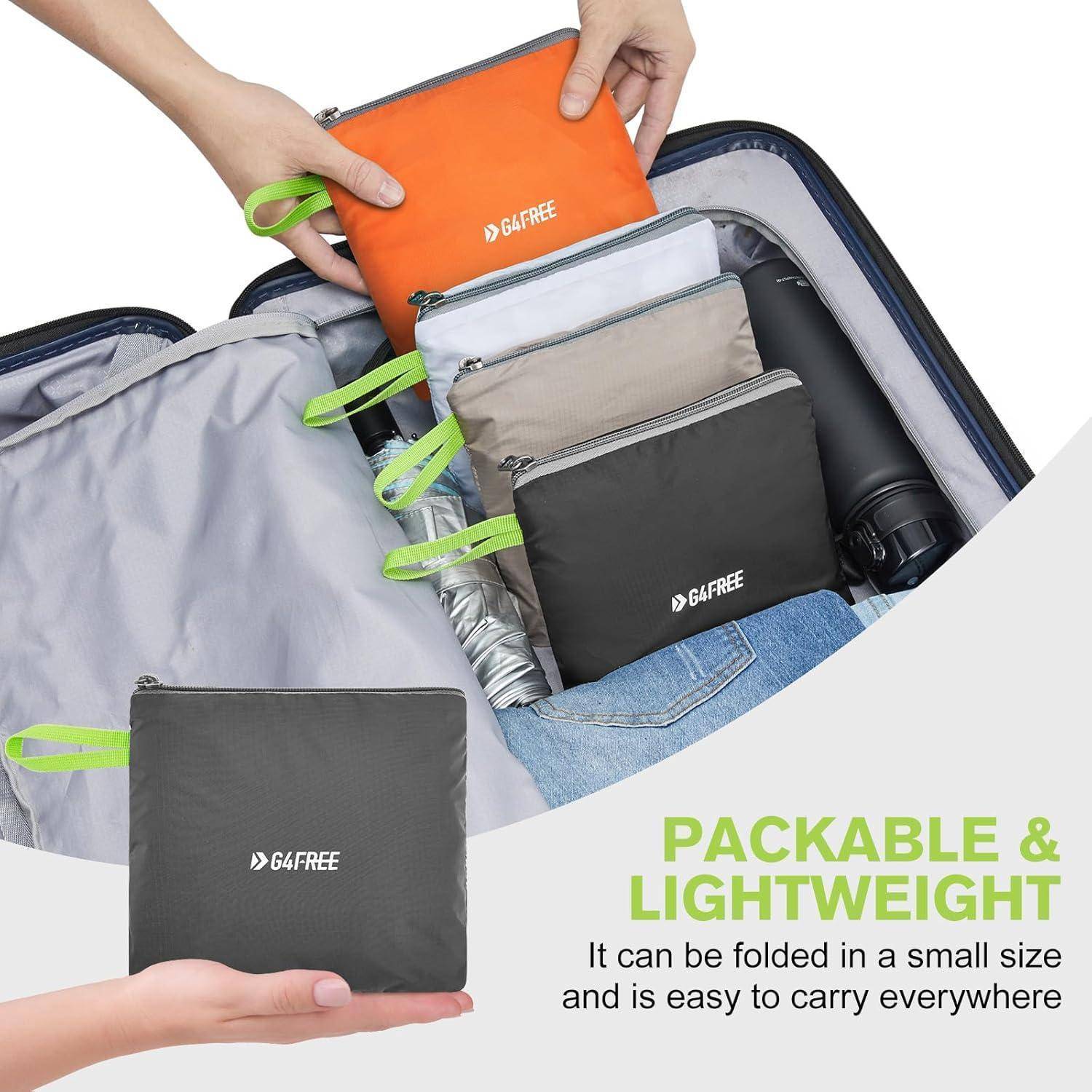 Person packt bunte, kompakte Beutel mit der Aufschrift "G4Free"" in einen Koffer. Text lautet: ""Zusammenpackbar & Leicht: Es kann in eine kleine Größe gefaltet werden und ist überall leicht mitzunehmen."