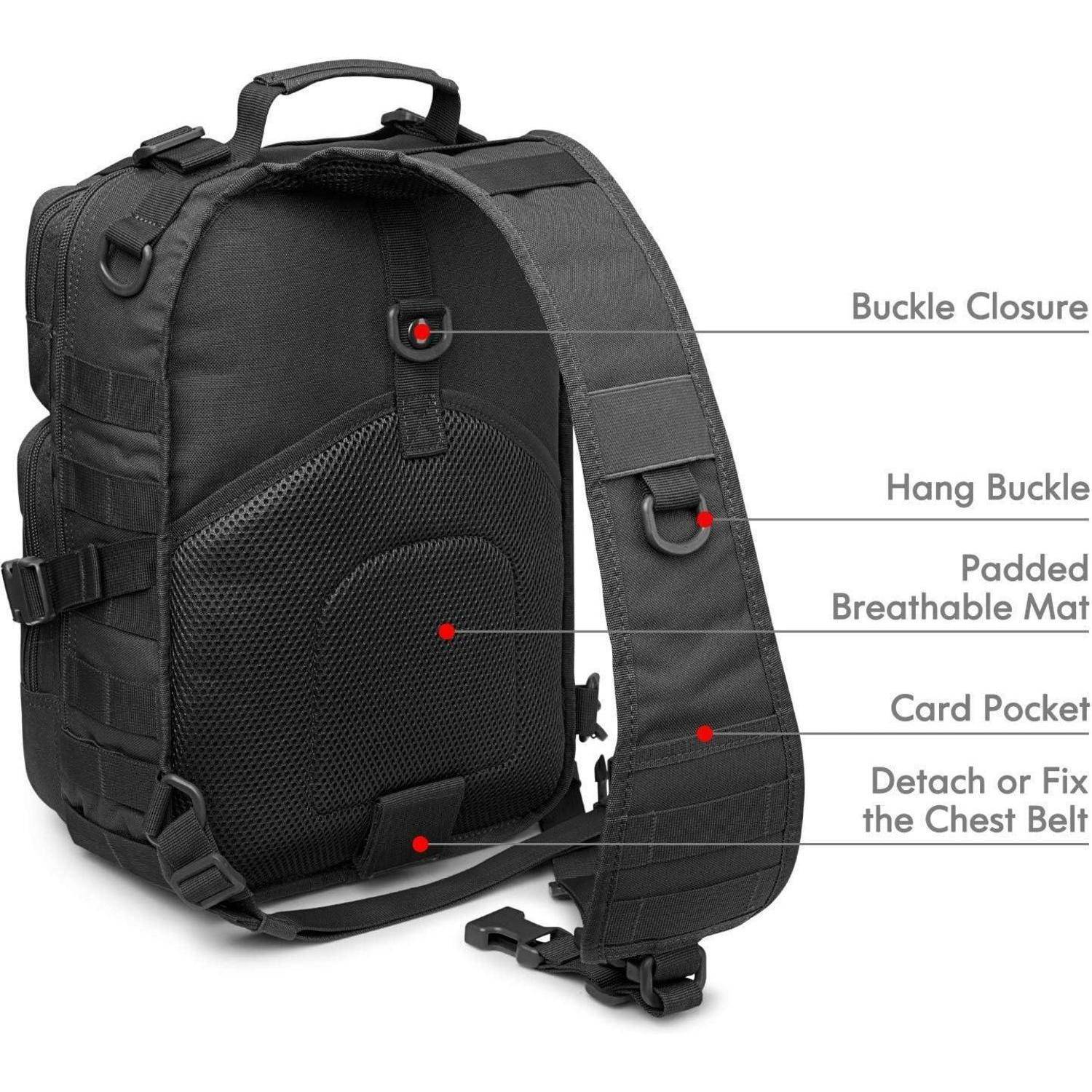 Ein schwarzer taktischer Rucksack mit gekennzeichneten Merkmalen: Schnallenverschluss, Aufhängeschnalle, gepolstertes atmungsaktives Material, Kartenfach, abnehmbarer Brustgurt.