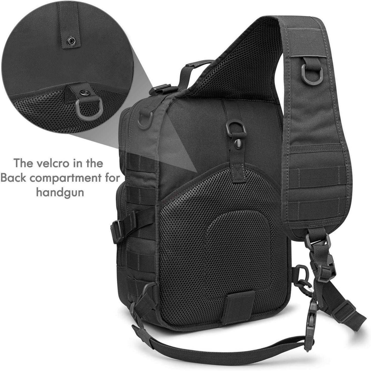 Eine schwarze taktische Tasche mit verstellbarem Schultergurt, die ein mit Klettverschluss gesichertes Rückenfach für eine Handfeuerwaffe besitzt. Die Detailaufnahme vergrößert den Klettverschluss-Bereich.