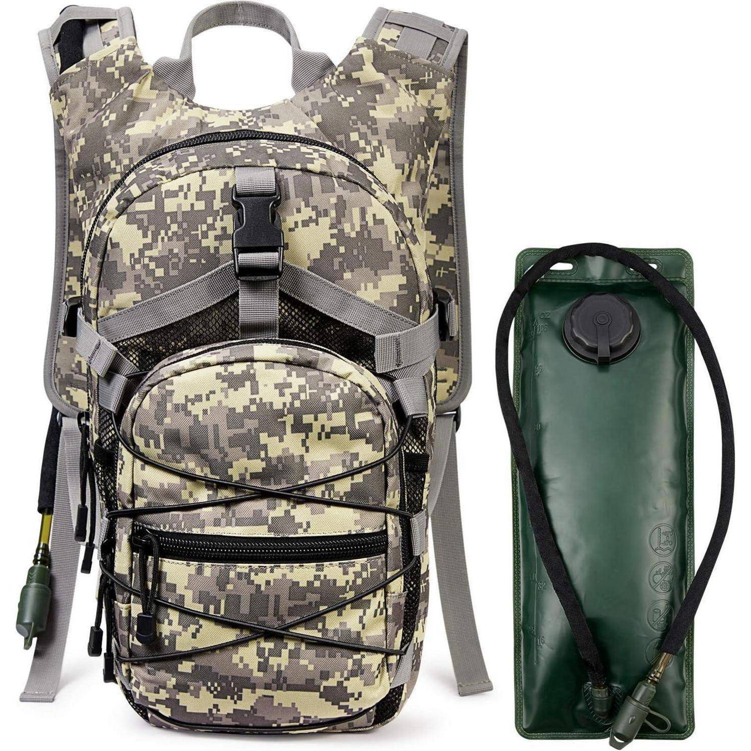 Camouflage-Hydration-Rucksack mit mehreren Taschen und verstellbaren Trägern, ausgestattet mit einem abnehmbaren grünen Wasserreservoir.