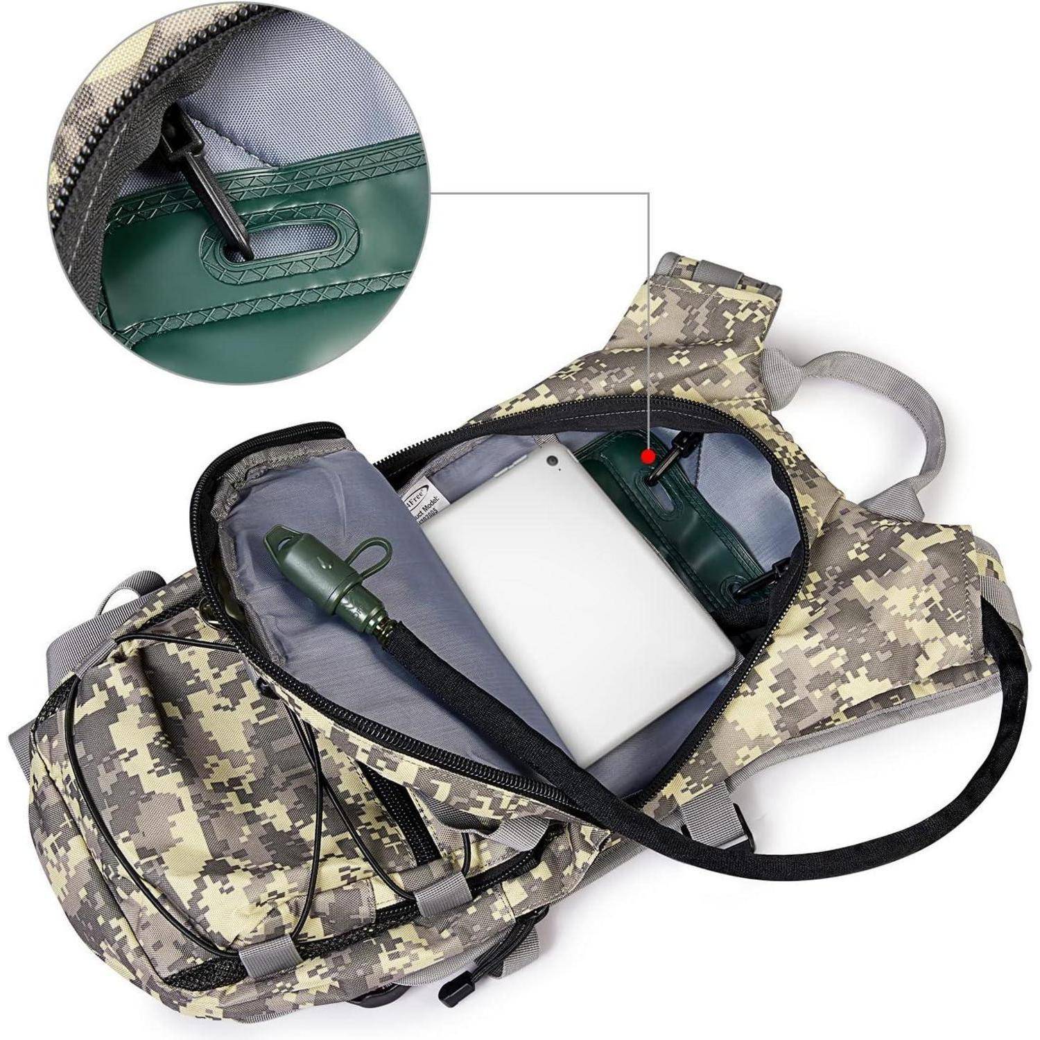 Ein Tarnung-Hydration-Rucksack ist geöffnet und zeigt einen Wasserbehälter mit einem Schlauch, einer orangefarbenen Tablette im Inneren und einer hervorgehobenen Schlauchanschluss.