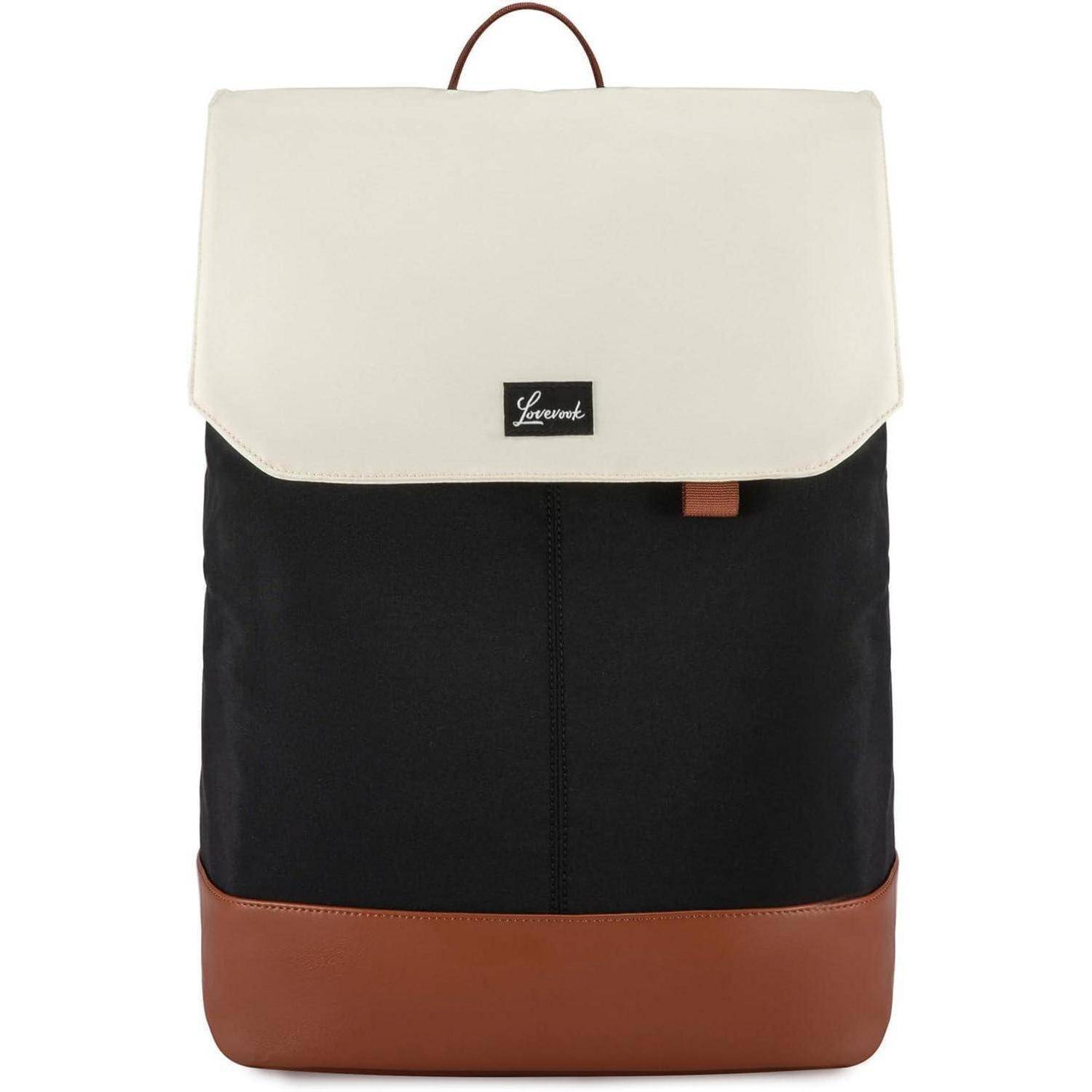 Ein schwarzer und brauner Rucksack mit einer beigen Klappe und einem kleinen Etikett nahe der oberen Mitte. Das Etikett zeigt ein nicht lesbares Logo oder einen unkenntlichen Markennamen.