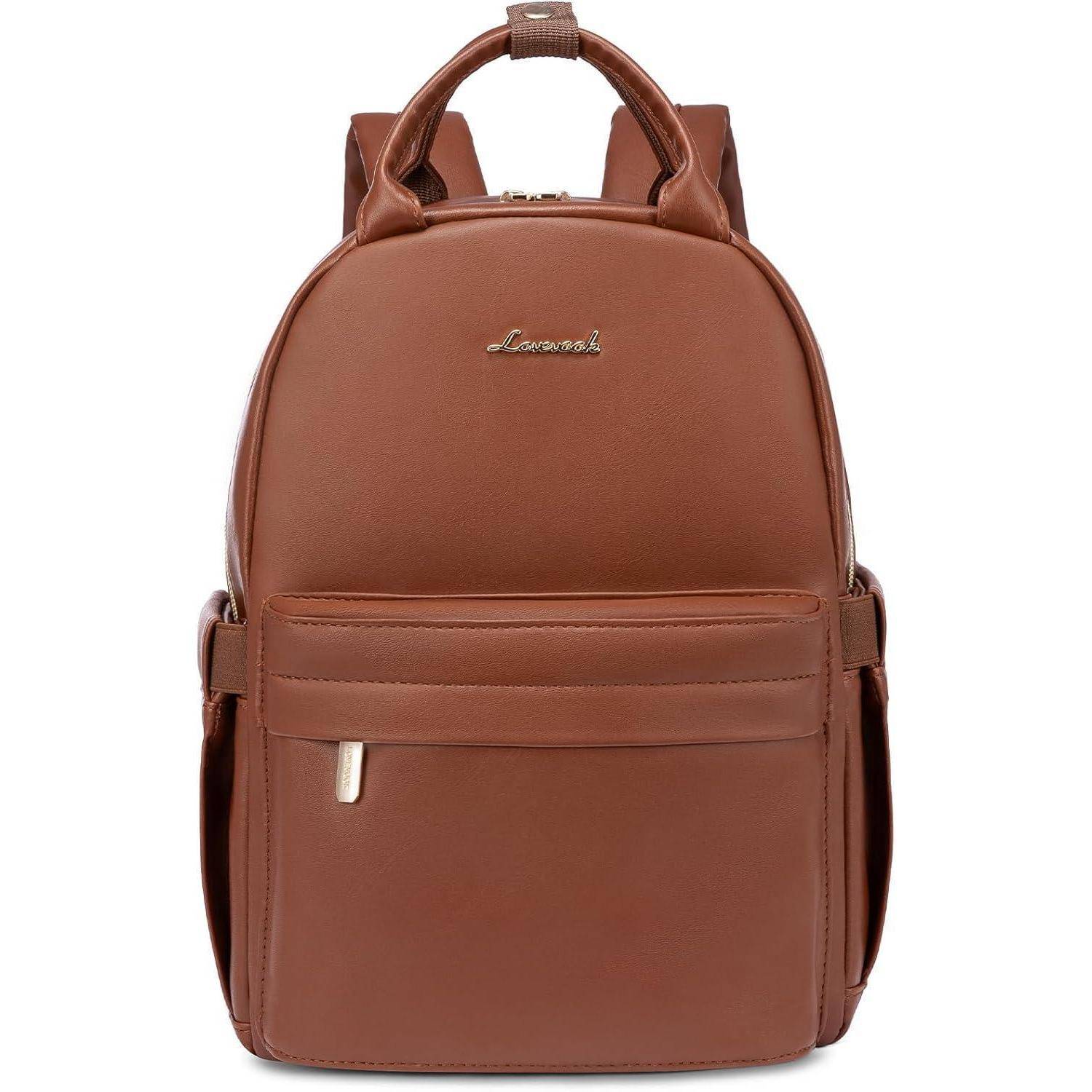 Brauner Lederrucksack mit Tragegriff, Frontziptasche und kleinem Logo auf weißem Hintergrund.