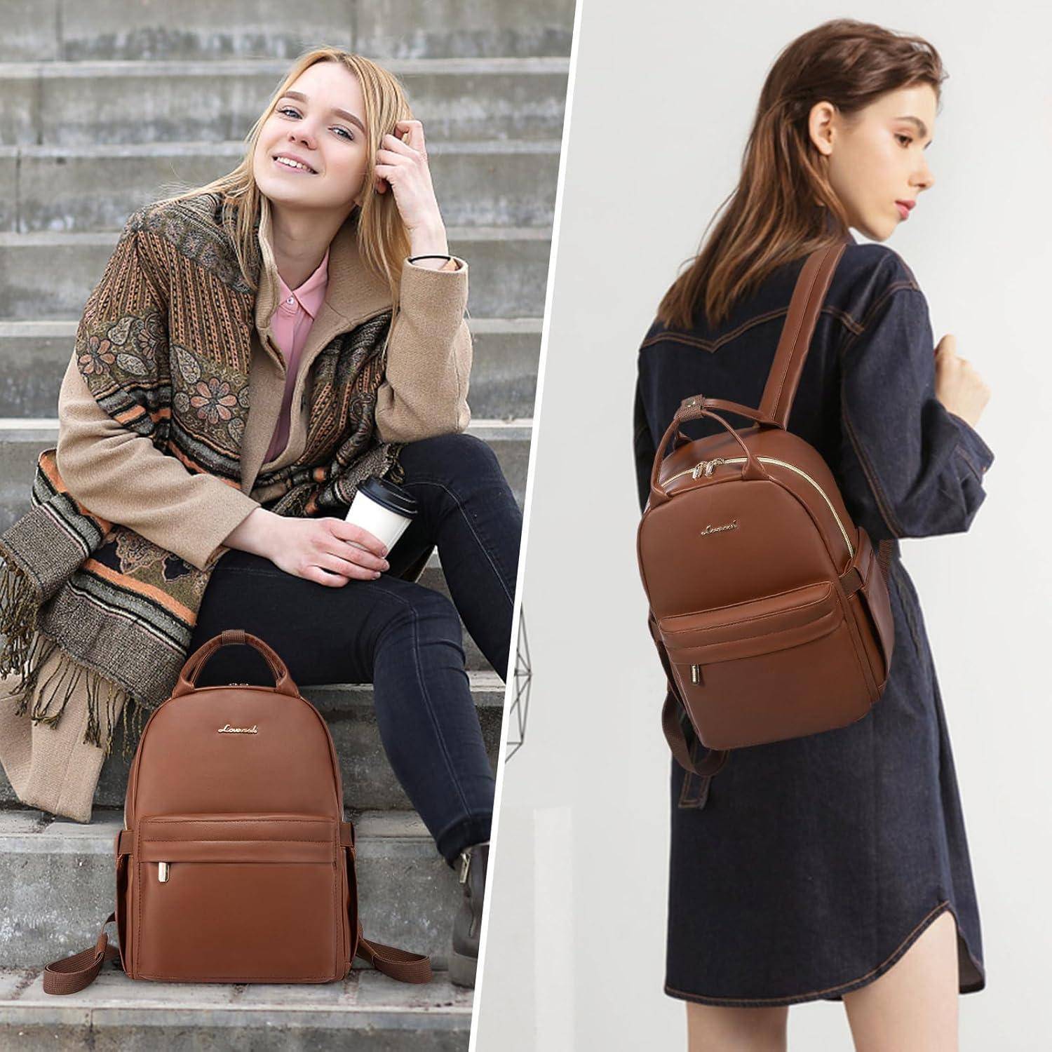 Geteiltes Bild, das einen braunen Lederrucksack mit lässigen Outfits zeigt: links, Frau sitzt auf Treppen mit Rucksack neben ihr; rechts, Frau trägt ihn über einer Schulter.
