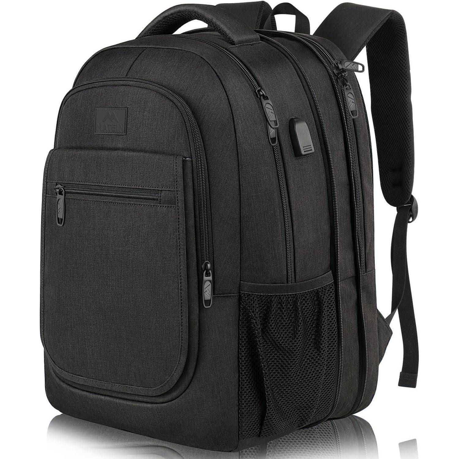 Ein schwarzer Mehrkammer-Rucksack mit Vordertasche und seitlicher Netztasche, ausgestattet mit verstellbaren Trägern und einem USB-Ladeanschluss.