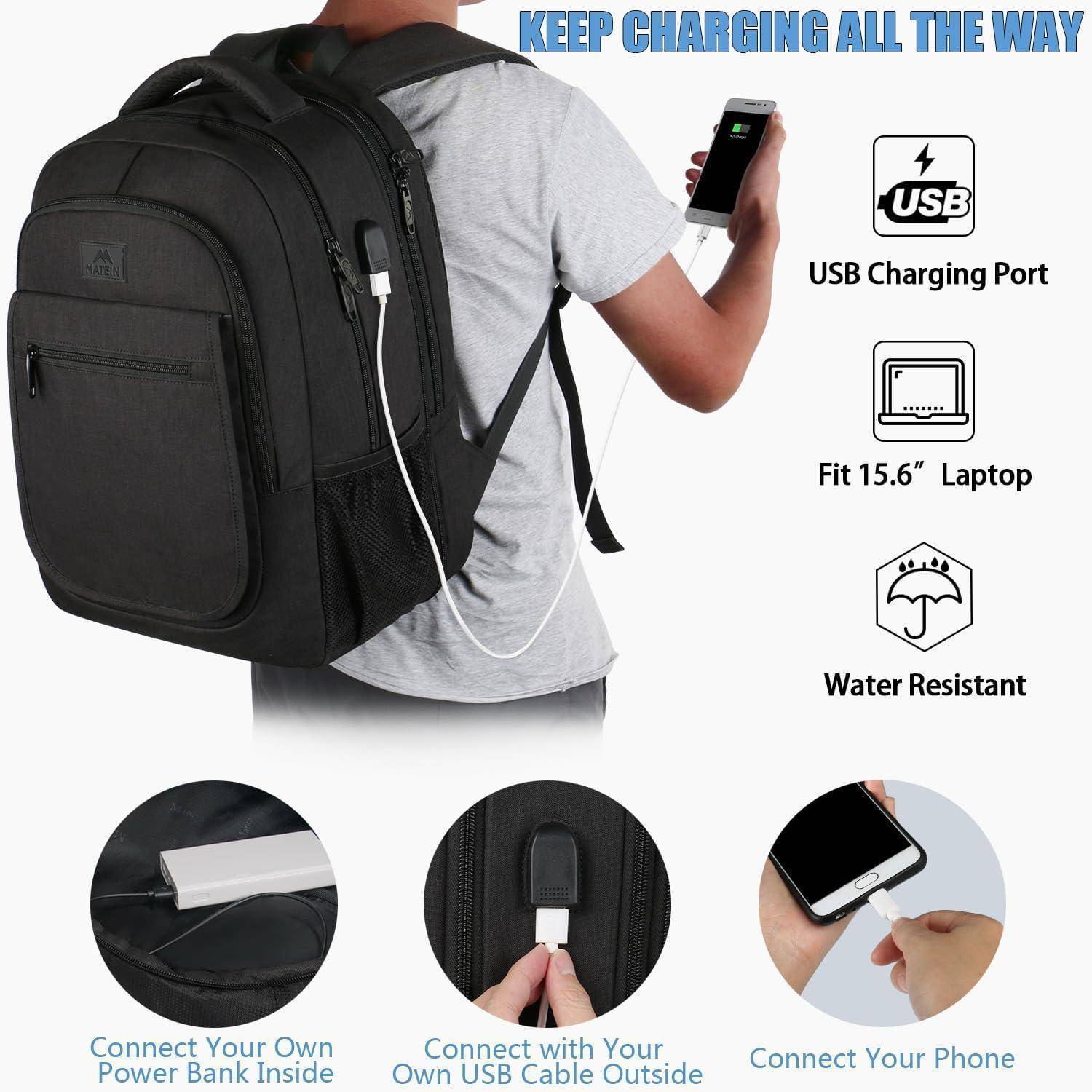 Eine Person trägt einen schwarzen Rucksack mit integriertem USB-Ladeanschluss und hält ein Smartphone. Text: 'Laden Sie unterwegs', 'USB-Ladeanschluss', 'Passt für 15,6