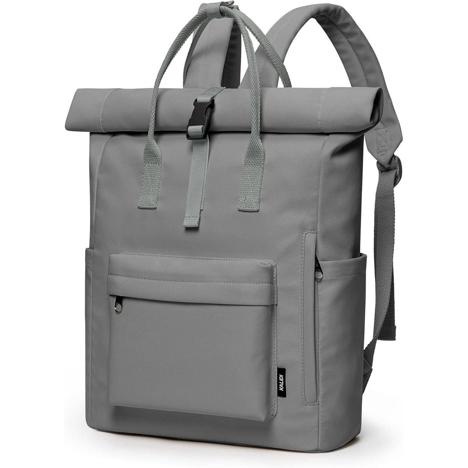 Ein grauer Rucksack mit verstellbaren Trägern, einer Fronttasche und einem Deckel mit Schnallenverschluss, entworfen zum Tragen persönlicher Gegenstände.