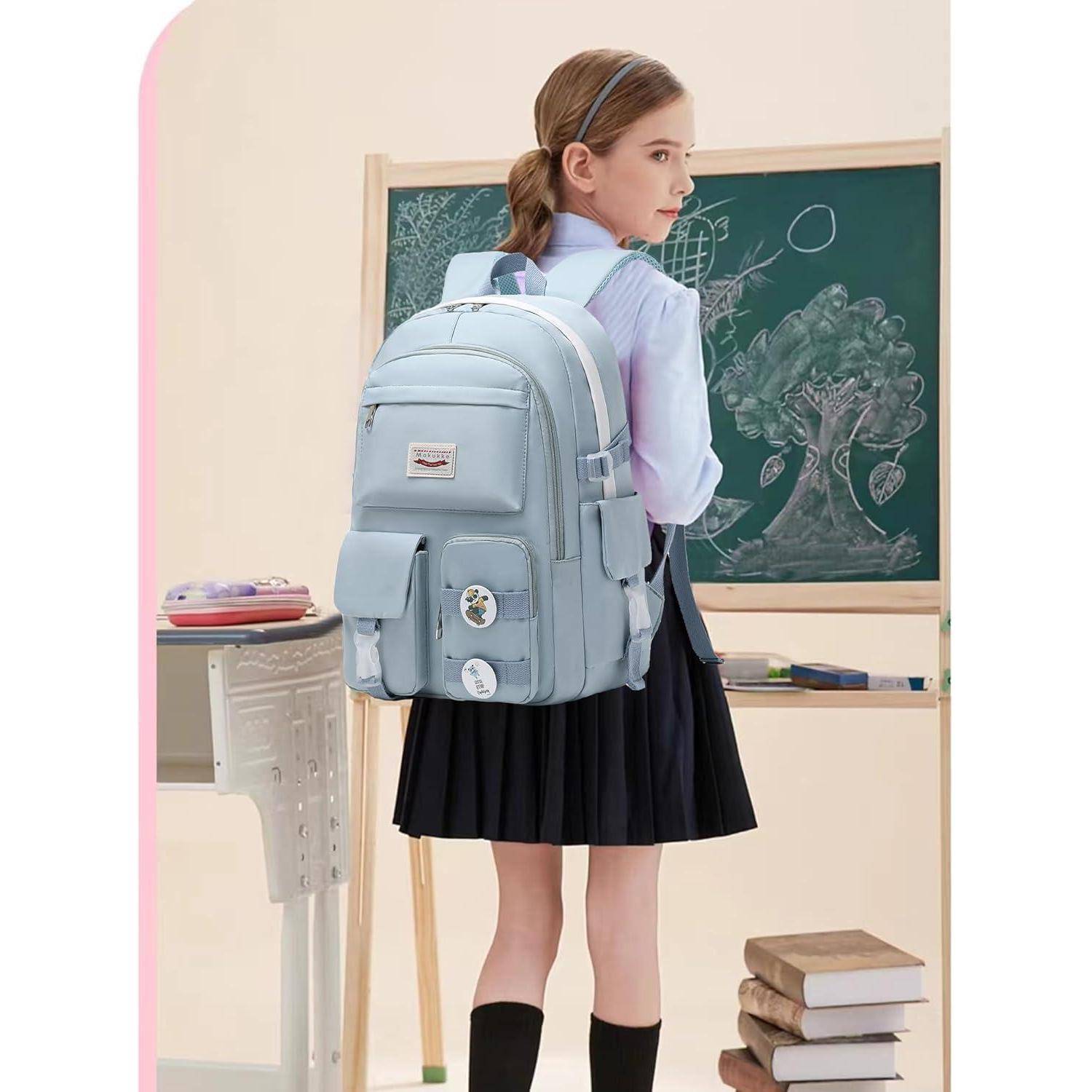 Ein Mädchen steht neben einer Tafel und trägt einen hellblauen Rucksack, eine schwarze Rock und eine weiße Bluse, mit Büchern und einem Schreibtisch in der Nähe.