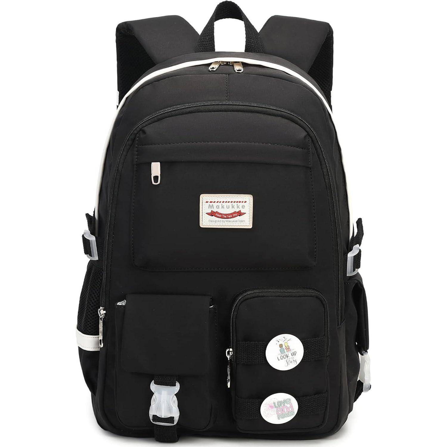 Ein schwarzer Rucksack mit mehreren Reißverschlussfächern, kleinen Frontentaschen, seitlichen Netztaschen und zwei dekorativen Abzeichen.