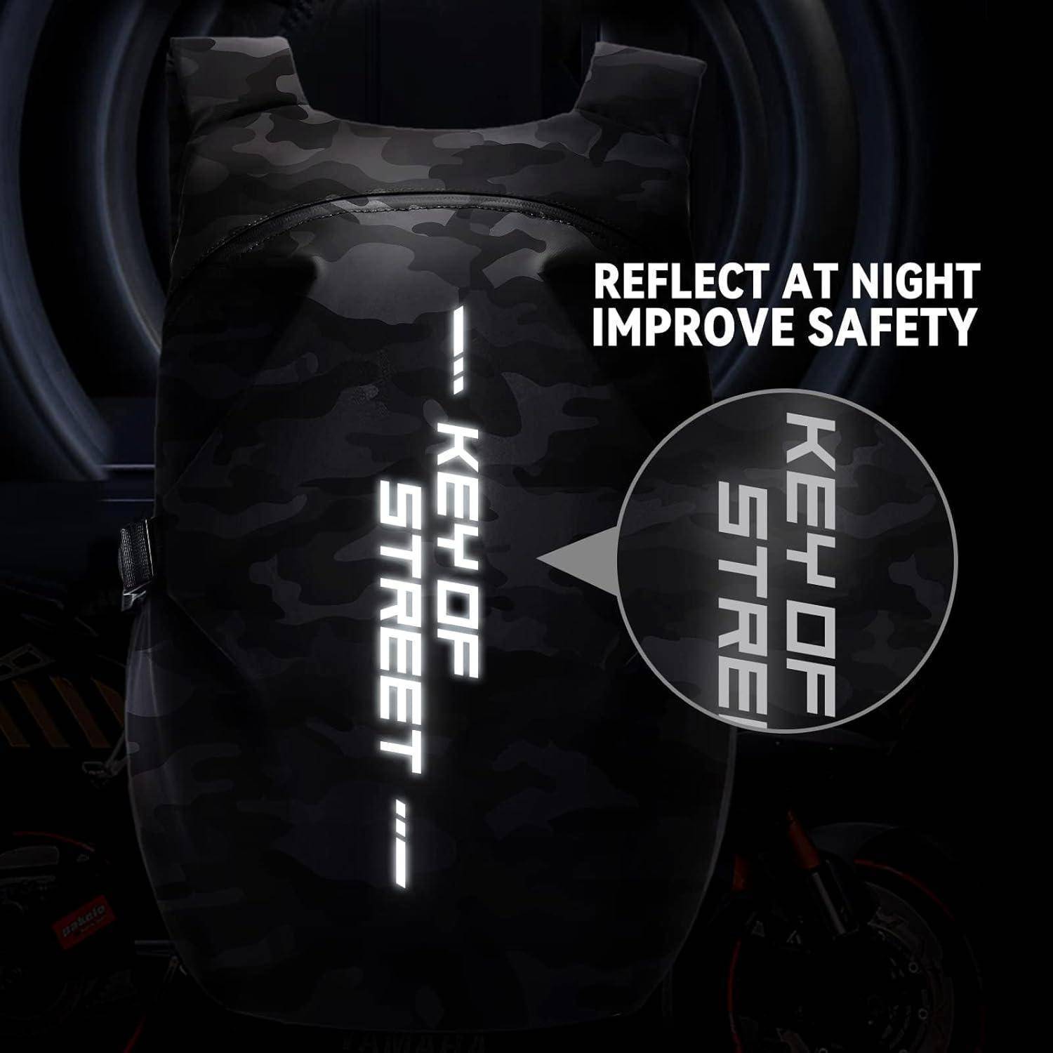 Ein schwarzer Rucksack mit dem Schriftzug 'KEY OF STREET', vertikal in weißem reflektierendem Text geschrieben, der die Sicherheit in der Nacht verbessert.