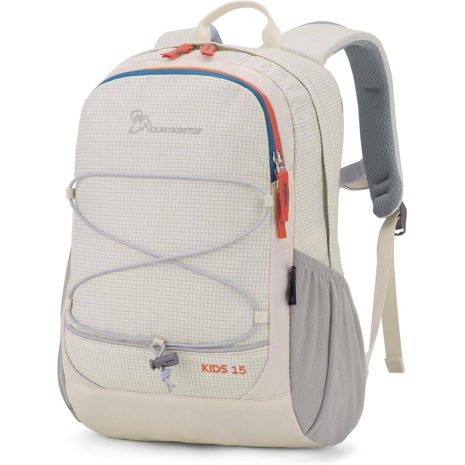 Ein hellgefärbter Kinderrucksack mit einem vorderen elastischen Seil, mit der Aufschrift 'KIDS 15', ausgestattet mit Seitentaschen und einem Tragegriff an der Oberseite.