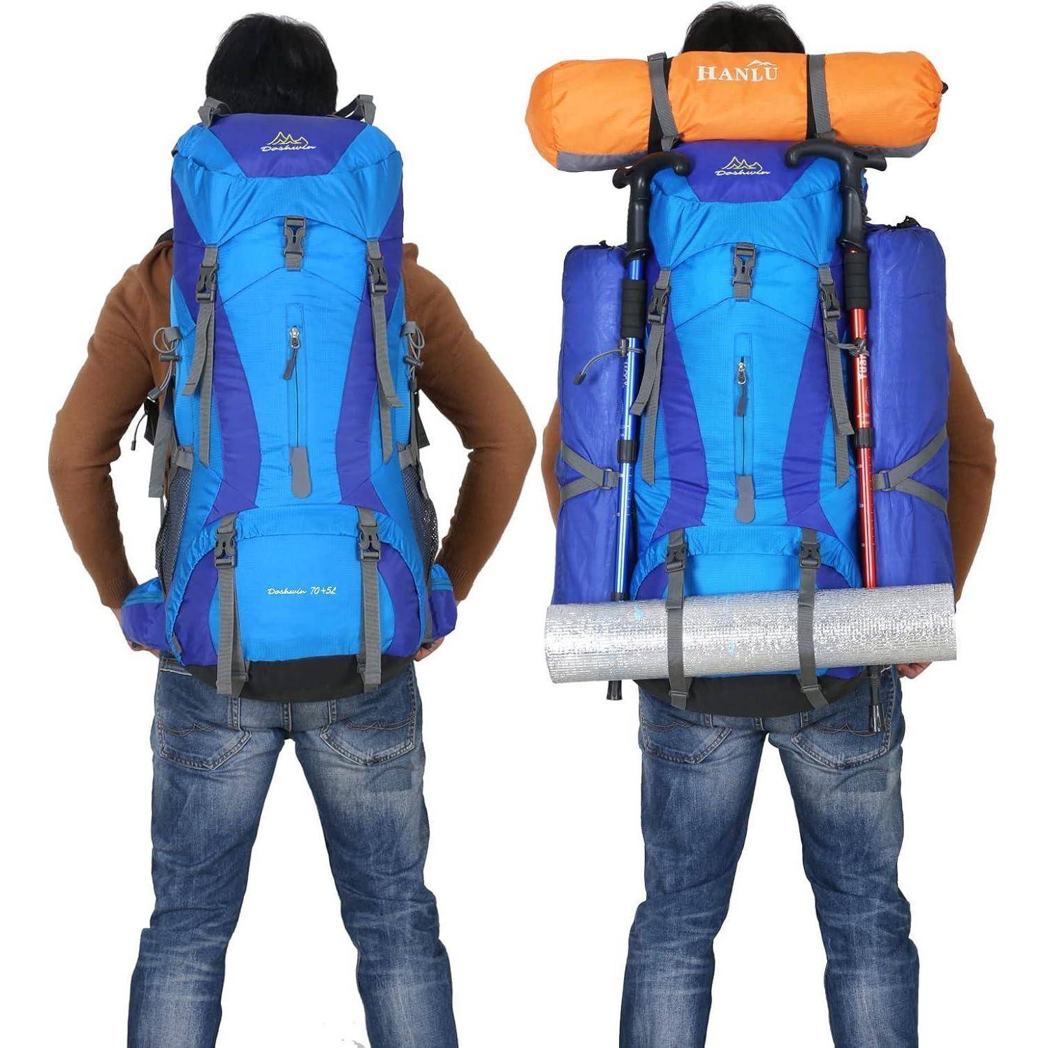 Eine Person mit einem großen, blauen Wanderrucksack, an dem Ausrüstung befestigt ist, darunter ein orangefarbenes Zelt und eine silberne Isomatte, bereit zum Trekking.