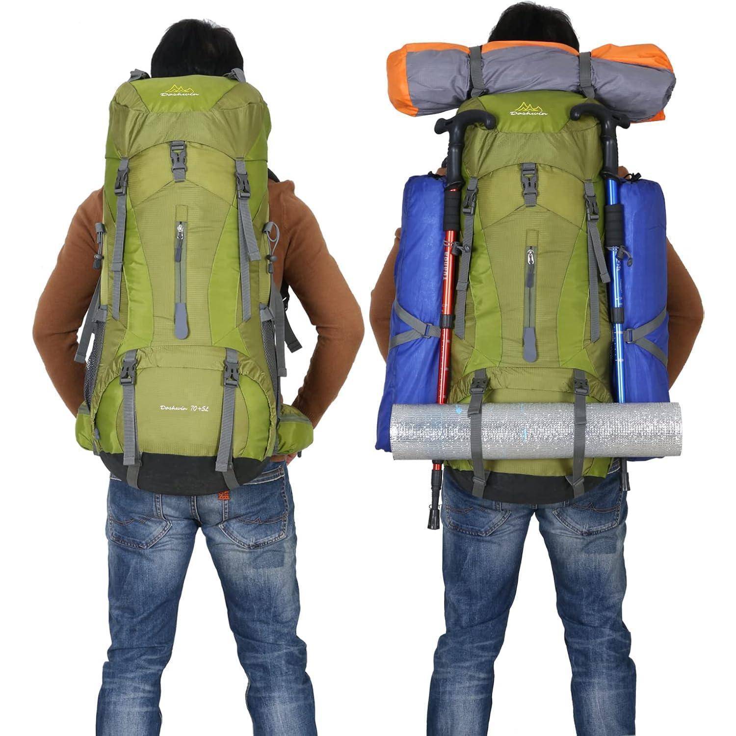 Zwei Personen mit grünen Wanderrucksäcken stehen Rücken an Rücken. Jede trägt zusätzliche Ausrüstung: Eine mit einem blauen Schlafsack und Matte; die andere mit einer orangefarbenen Matte.