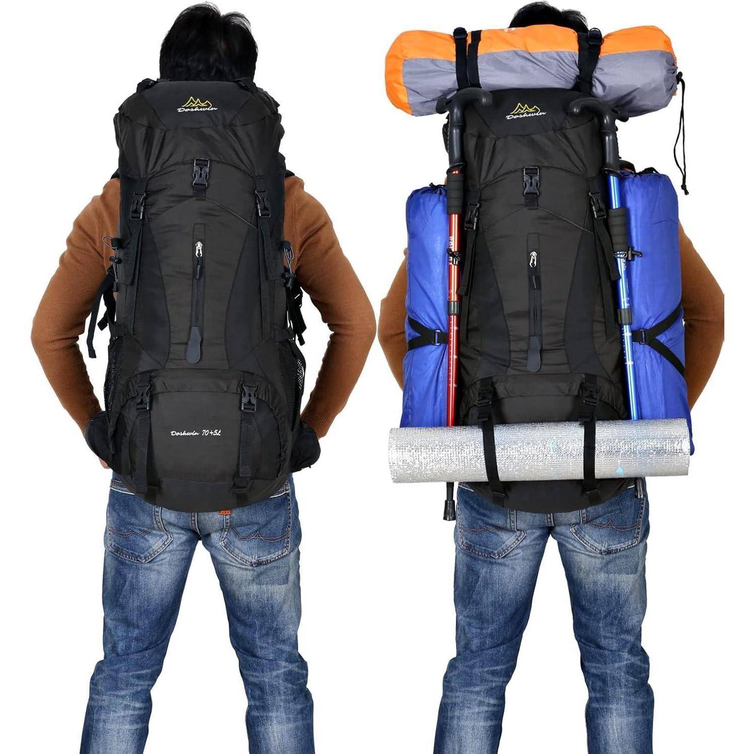 Zwei Personen mit großen schwarzen Wanderrucksäcken, von hinten gesehen. An den Rucksäcken sind Schlafsäcke und Wanderstöcke befestigt.