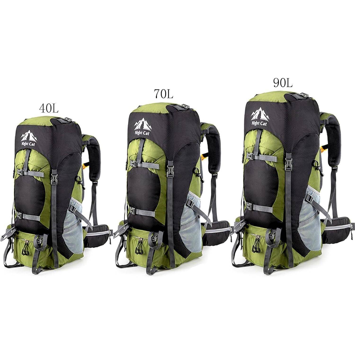 Drei grüne Wander-Rucksäcke, gekennzeichnet nach Größe: 40L, 70L und 90L. Jeder Rucksack verfügt über mehrere Riemen und Taschen.